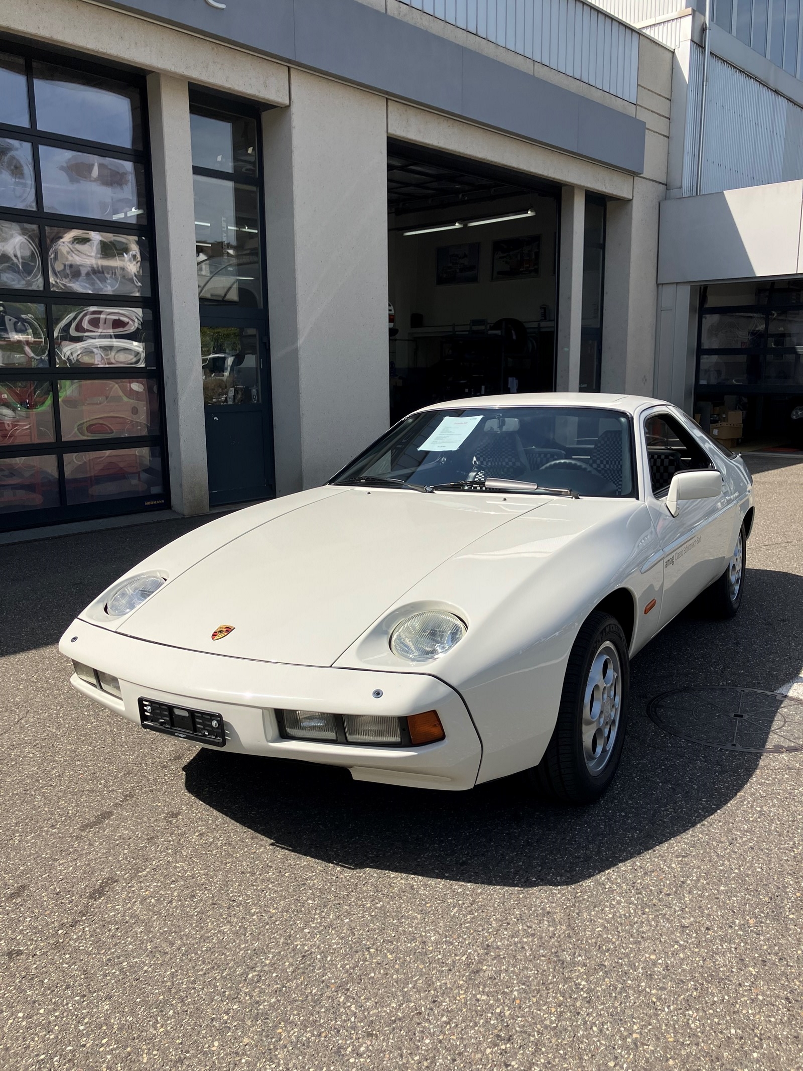 PORSCHE 928-image-1