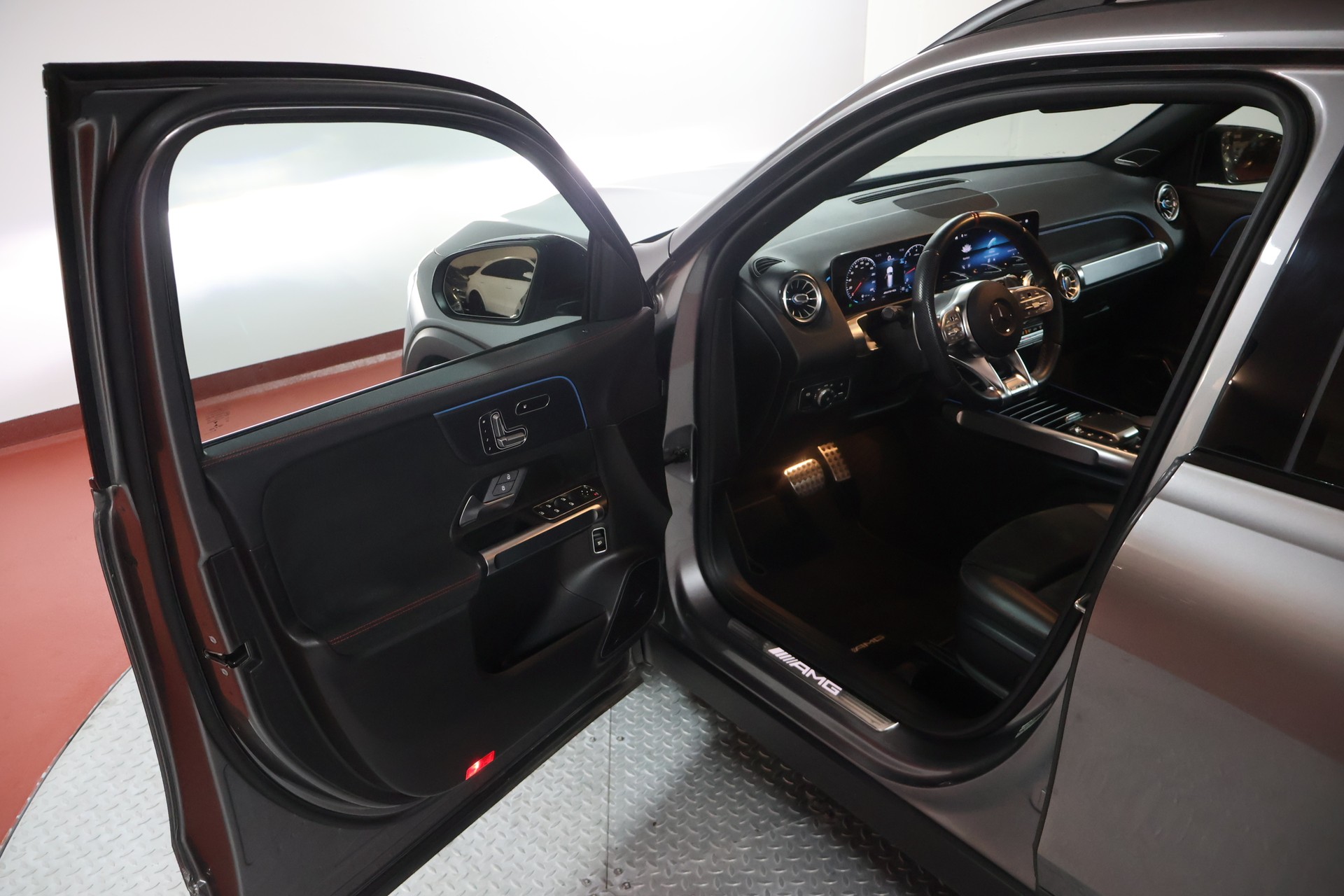 MERCEDES-BENZ GLB 35 AMG 4Matic 8G-Tronic-image-4