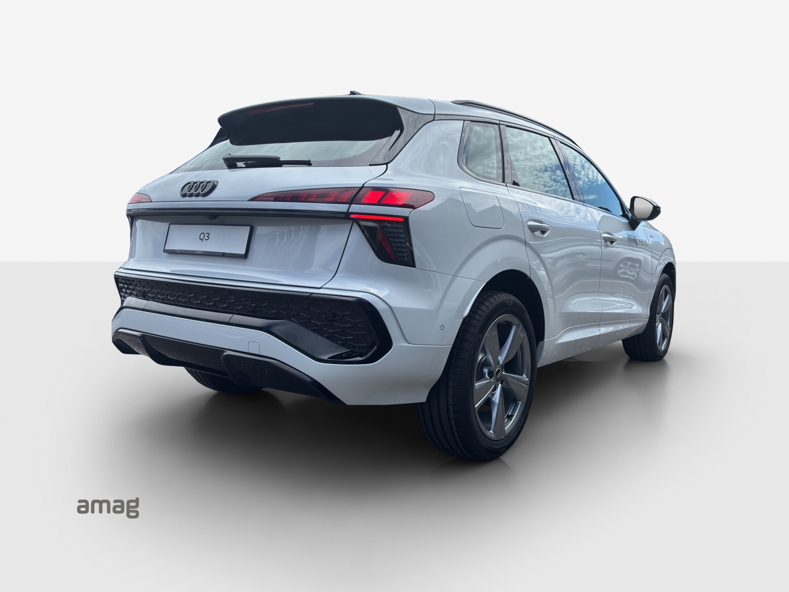 AUDI Q3 SUV 110 kW TFSI S tronic-image-4