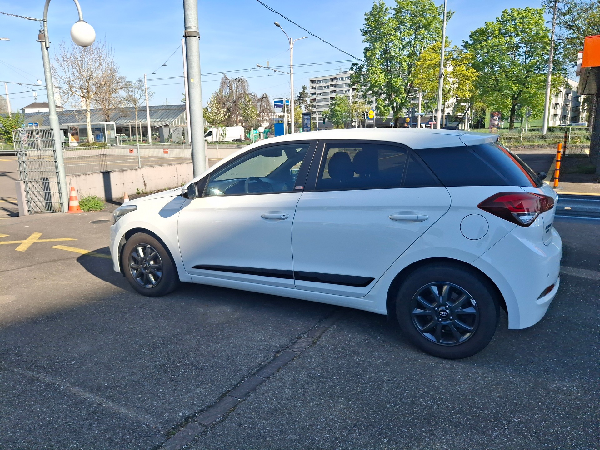 HYUNDAI i20 1.0 T-GDi Amplia-image-5