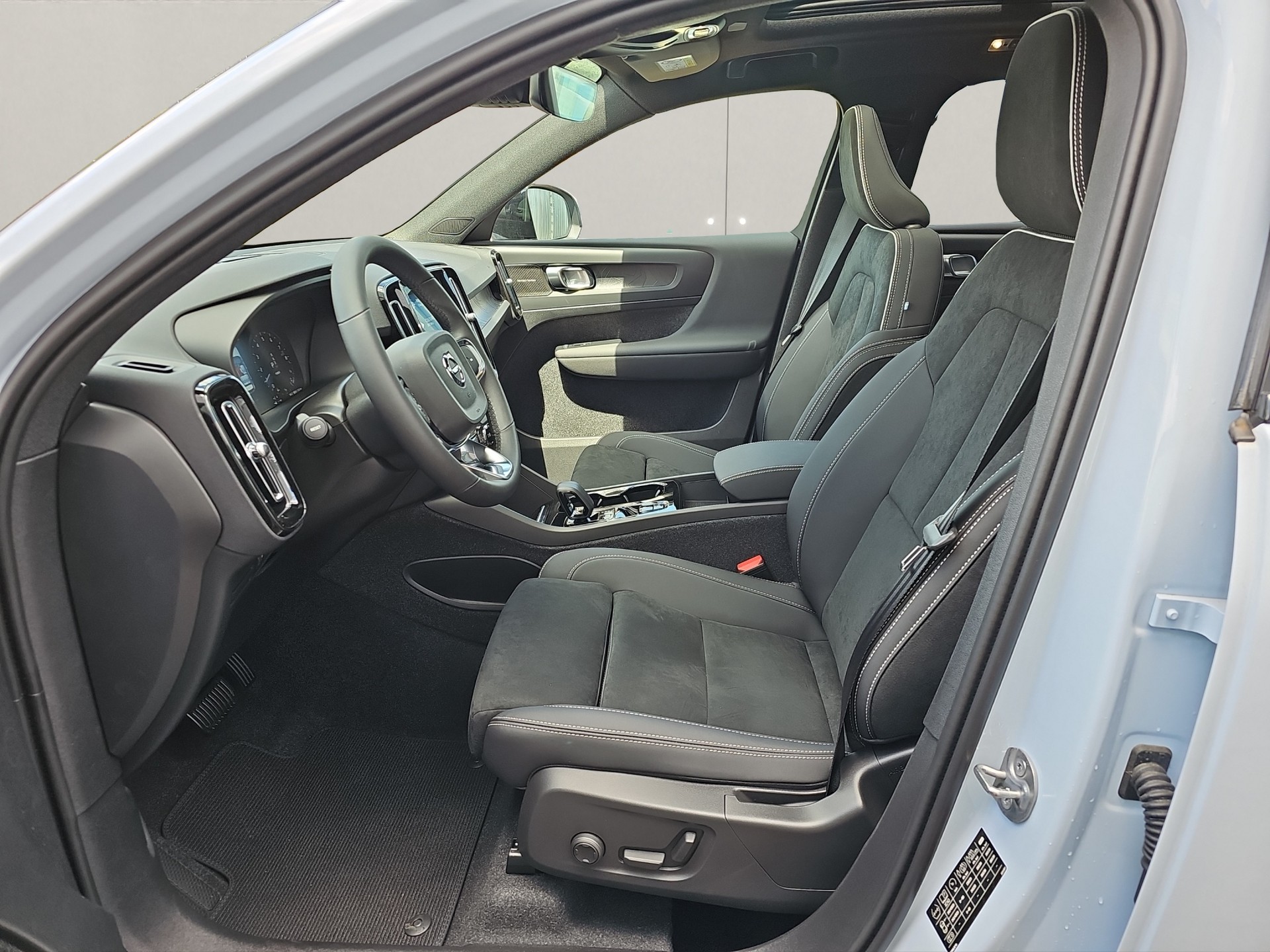 VOLVO XC40 1.5 T5 PiH Plus Dark MY24-image-5