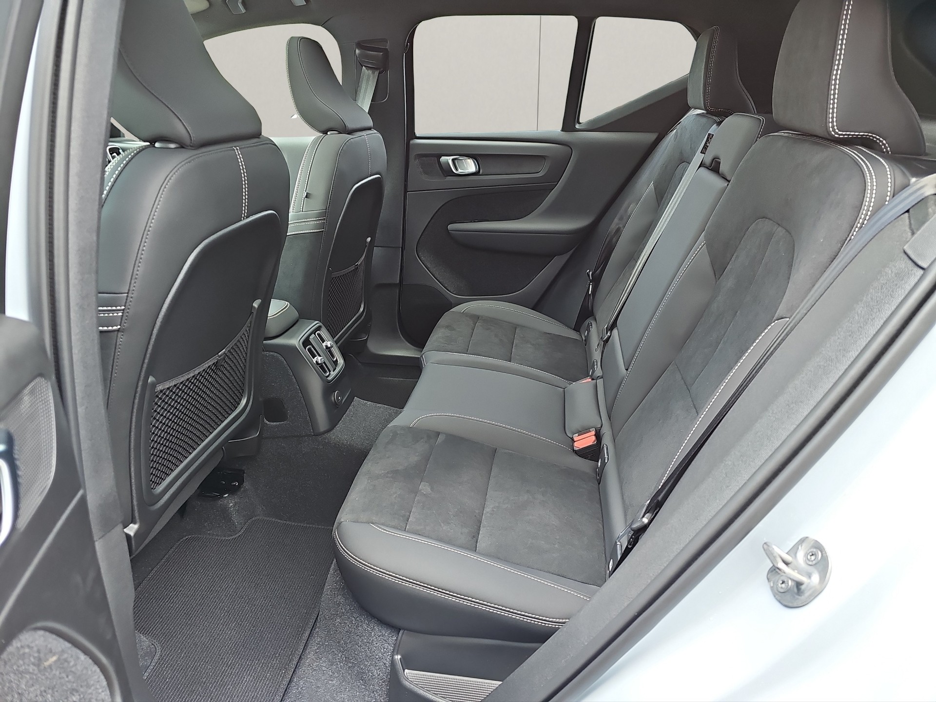 VOLVO XC40 1.5 T5 PiH Plus Dark MY24-image-6