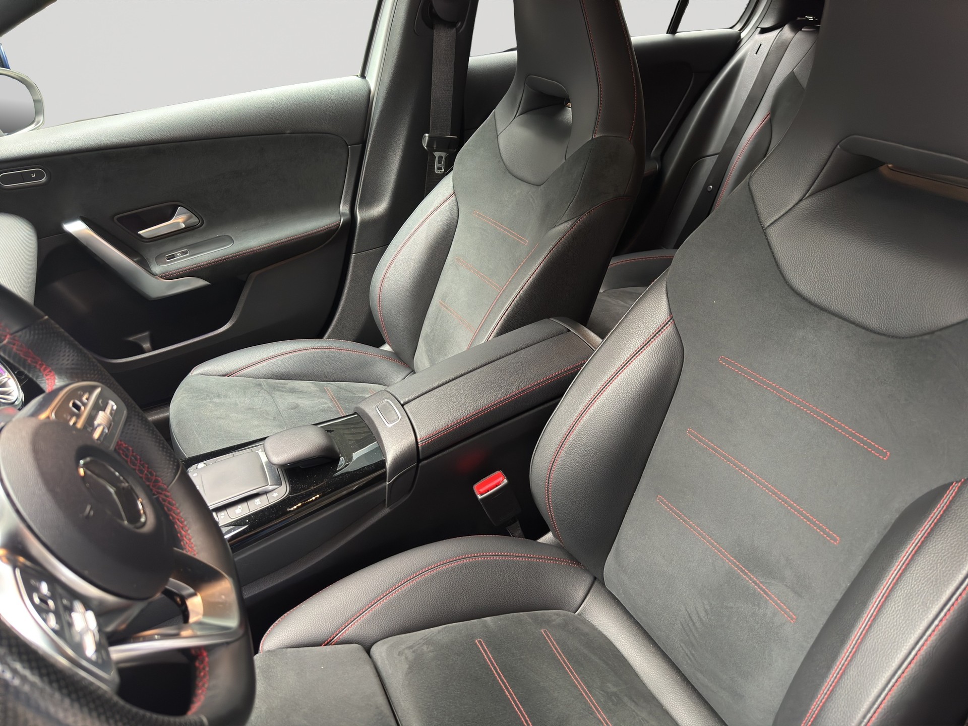 MERCEDES-BENZ A 200 d AMG Night 8G-DCT-image-5