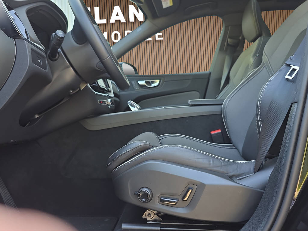 VOLVO XC60 2.0 B5 MH Black Edition AWD-image-11