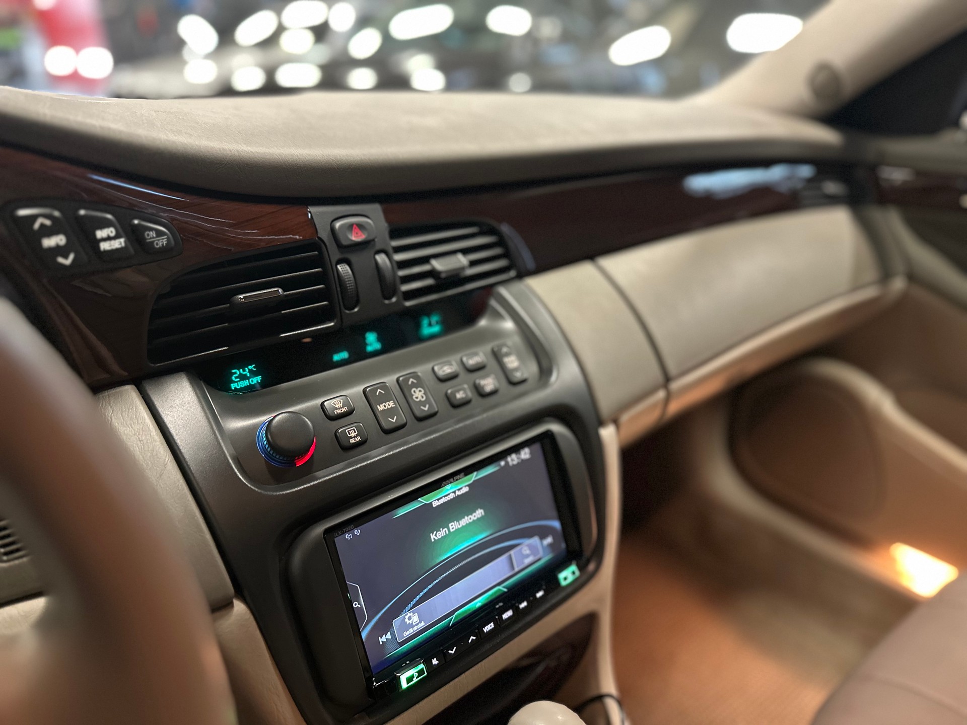 CADILLAC 4.6 V8 Northstar 32V / ** Einzelstück / CH Auslieferung **-image-12