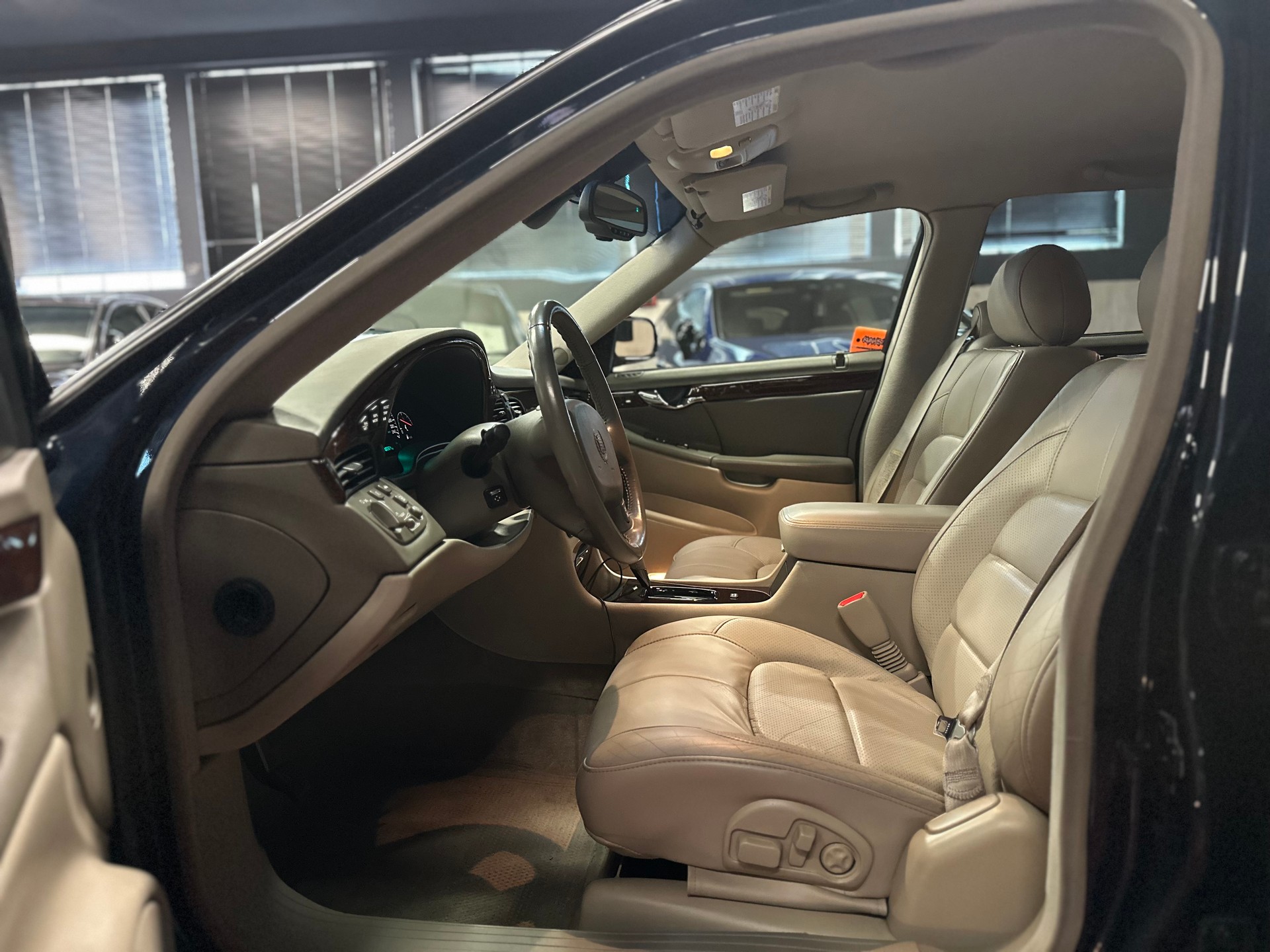 CADILLAC 4.6 V8 Northstar 32V / ** Einzelstück / CH Auslieferung **-image-9