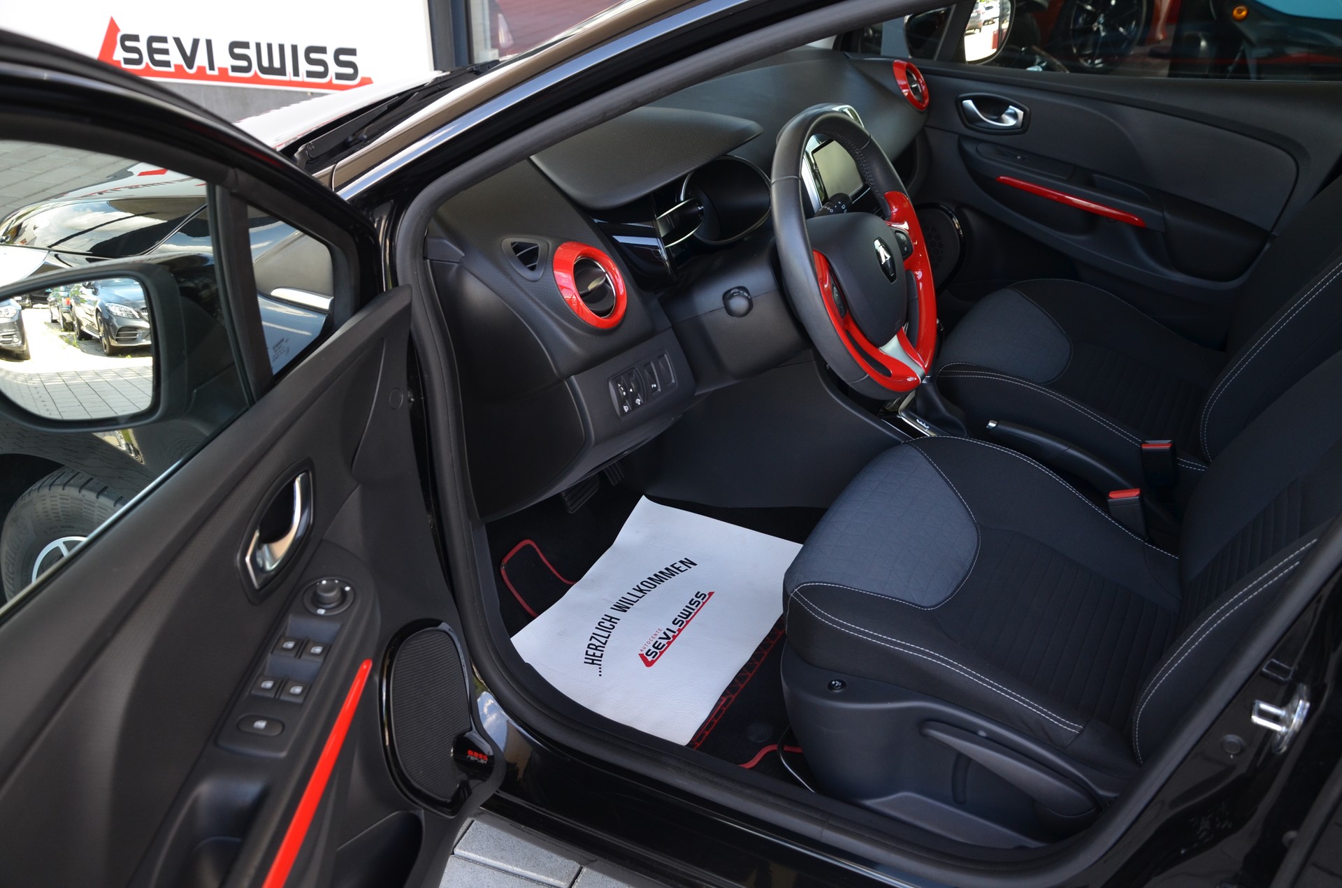 RENAULT Clio 1.2 16V T Swiss Edition EDC*Ab MFK,1 Jahr oder 20'000km Garantie*-image-10