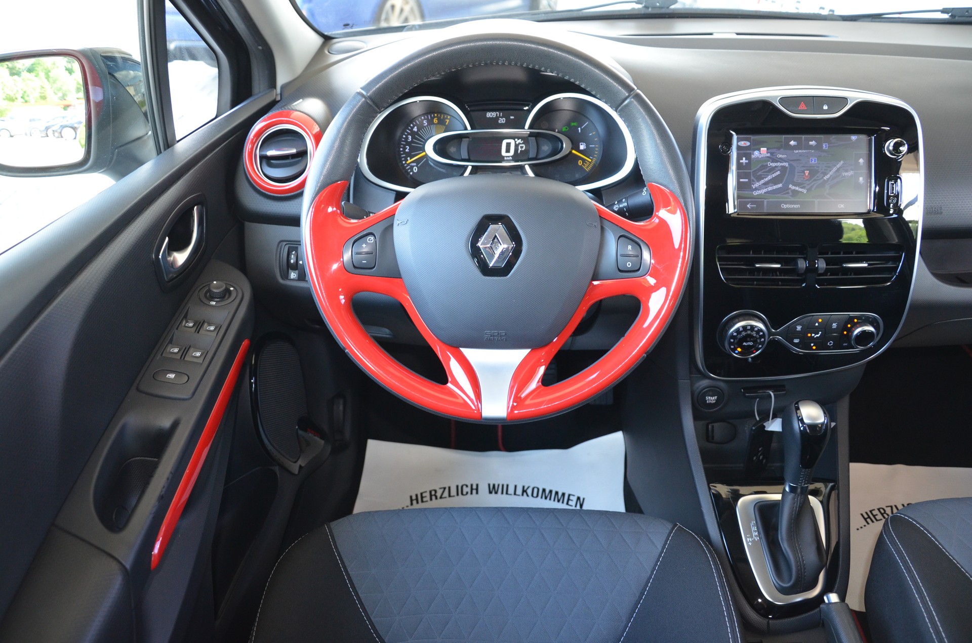 RENAULT Clio 1.2 16V T Swiss Edition EDC*Ab MFK,1 Jahr oder 20'000km Garantie*-image-12