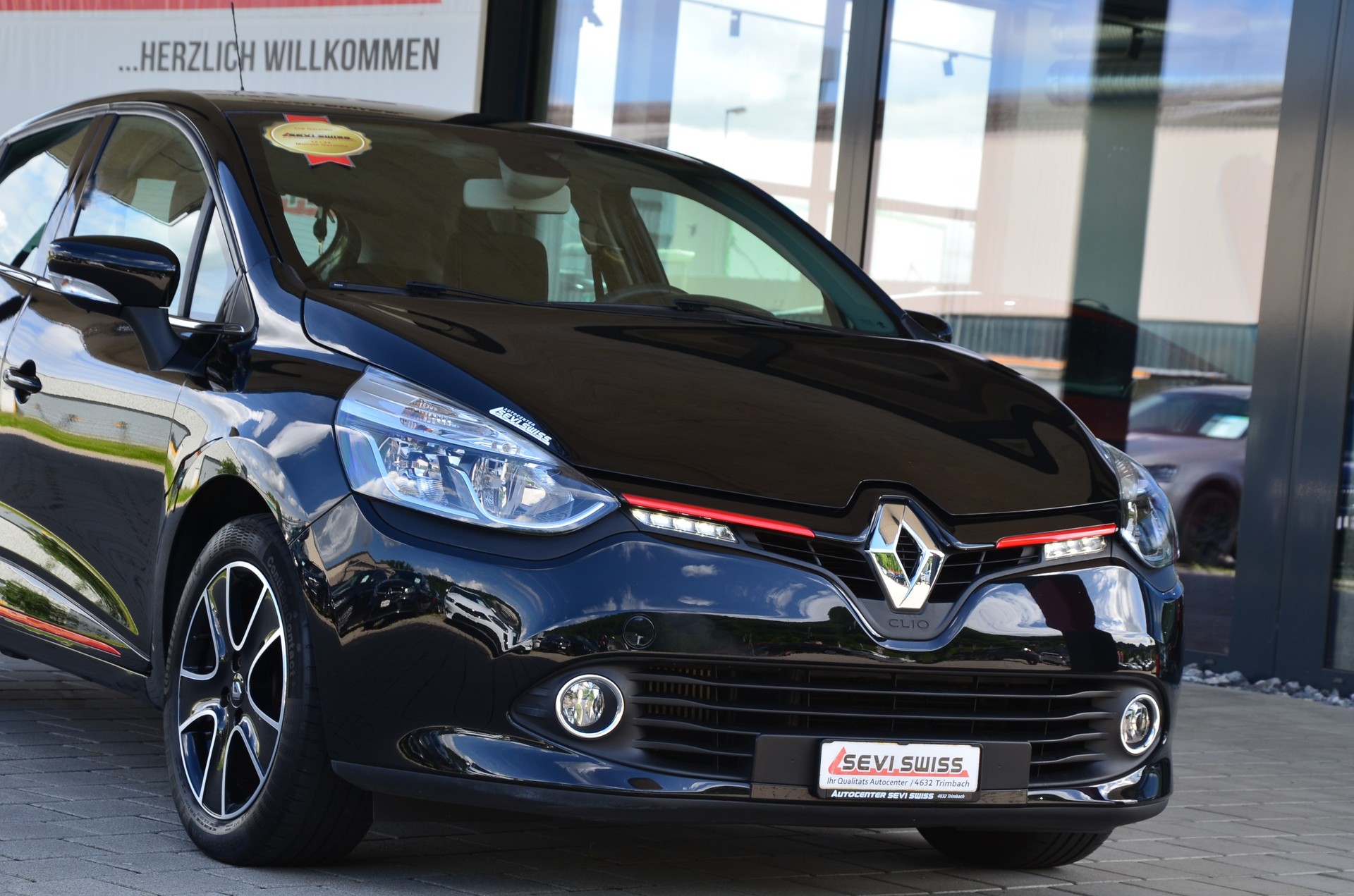 RENAULT Clio 1.2 16V T Swiss Edition EDC*Ab MFK,1 Jahr oder 20'000km Garantie*-image-1