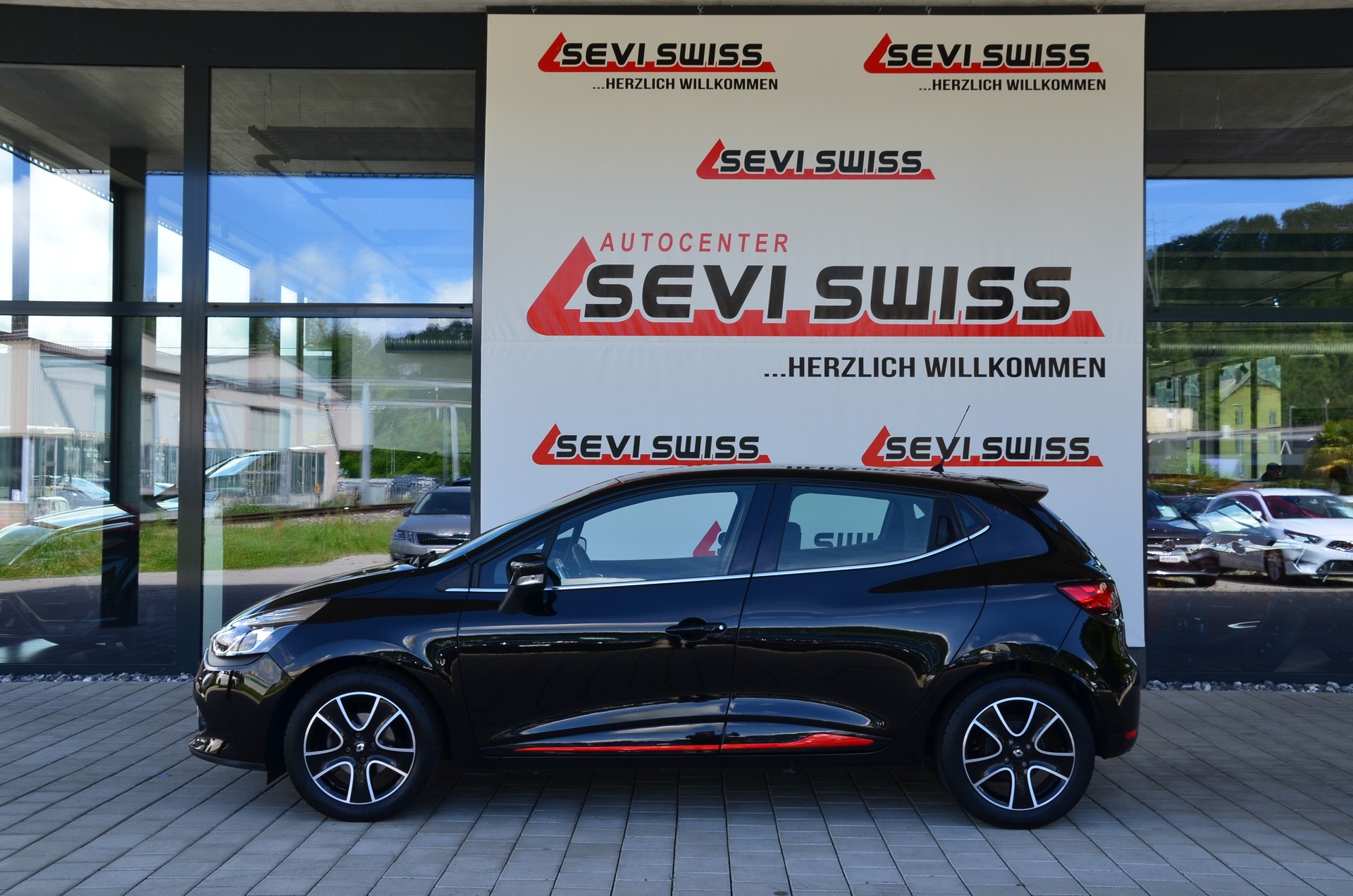 RENAULT Clio 1.2 16V T Swiss Edition EDC*Ab MFK,1 Jahr oder 20'000km Garantie*-image-8