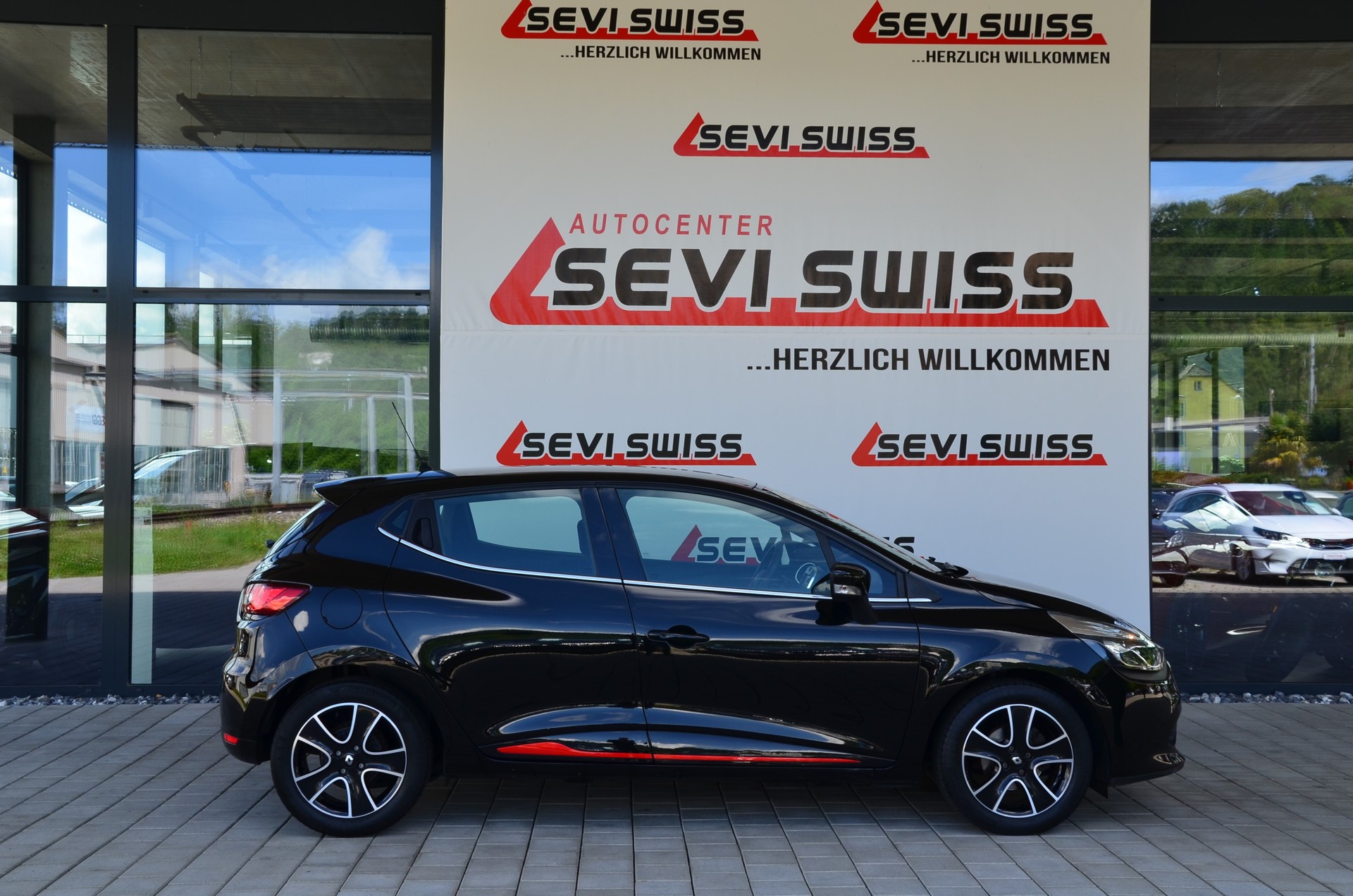 RENAULT Clio 1.2 16V T Swiss Edition EDC*Ab MFK,1 Jahr oder 20'000km Garantie*-image-3