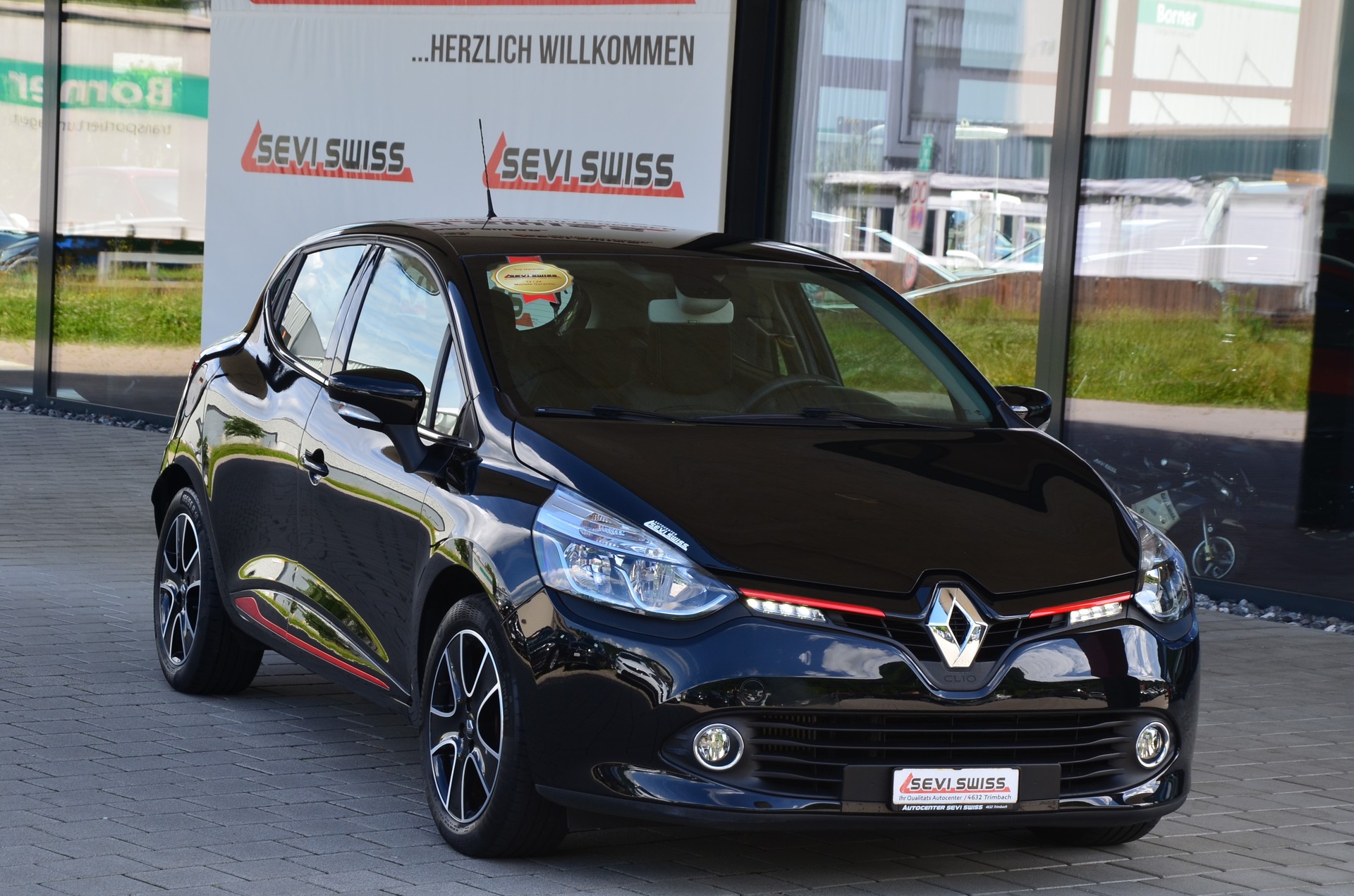 RENAULT Clio 1.2 16V T Swiss Edition EDC*Ab MFK,1 Jahr oder 20'000km Garantie*-image-0