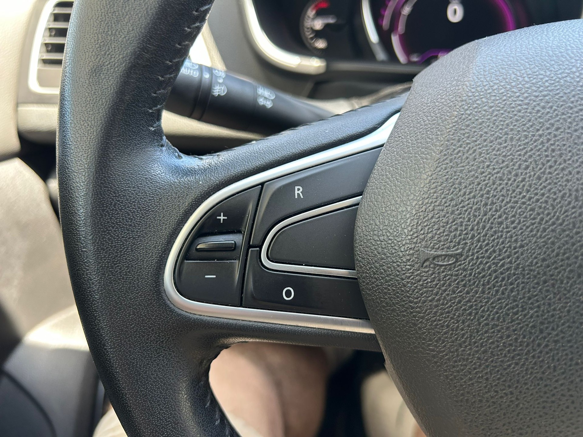 RENAULT Mégane Grandtour 1.2 16V Turbo Zen EDC-image-9