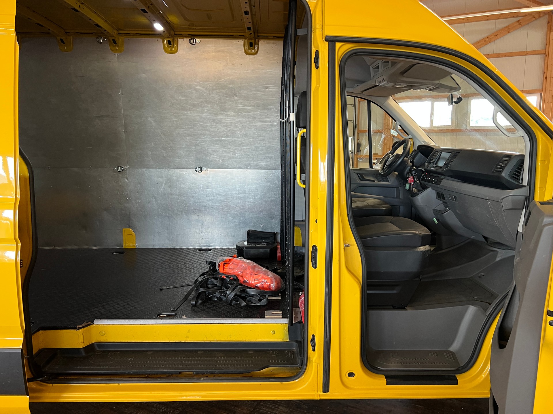 VW Crafter 35 2.0 TDI L4 4Motion-image-10