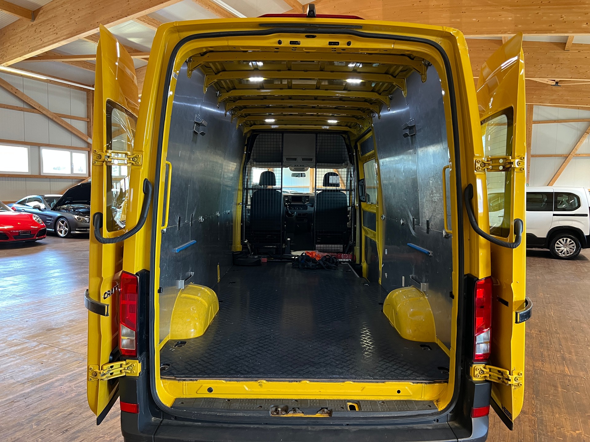 VW Crafter 35 2.0 TDI L4 4Motion-image-12