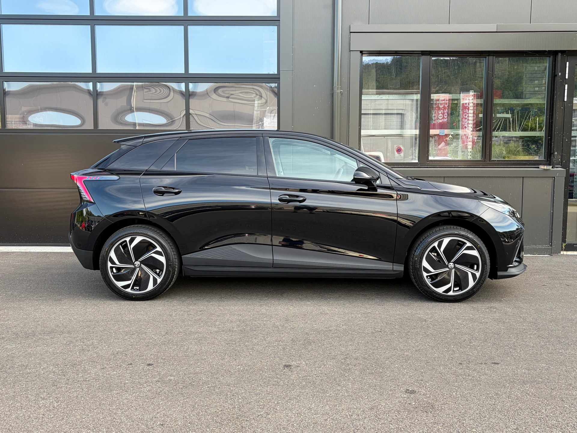 MG 4 EV 64kWh Premium-image-13
