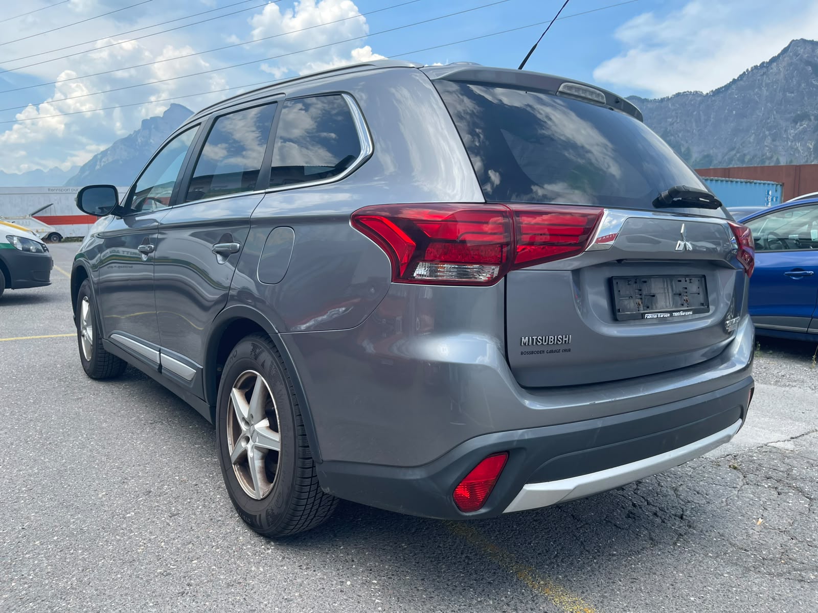 MITSUBISHI Outlander 2.2 DID Style 4WD Automatic-image-3