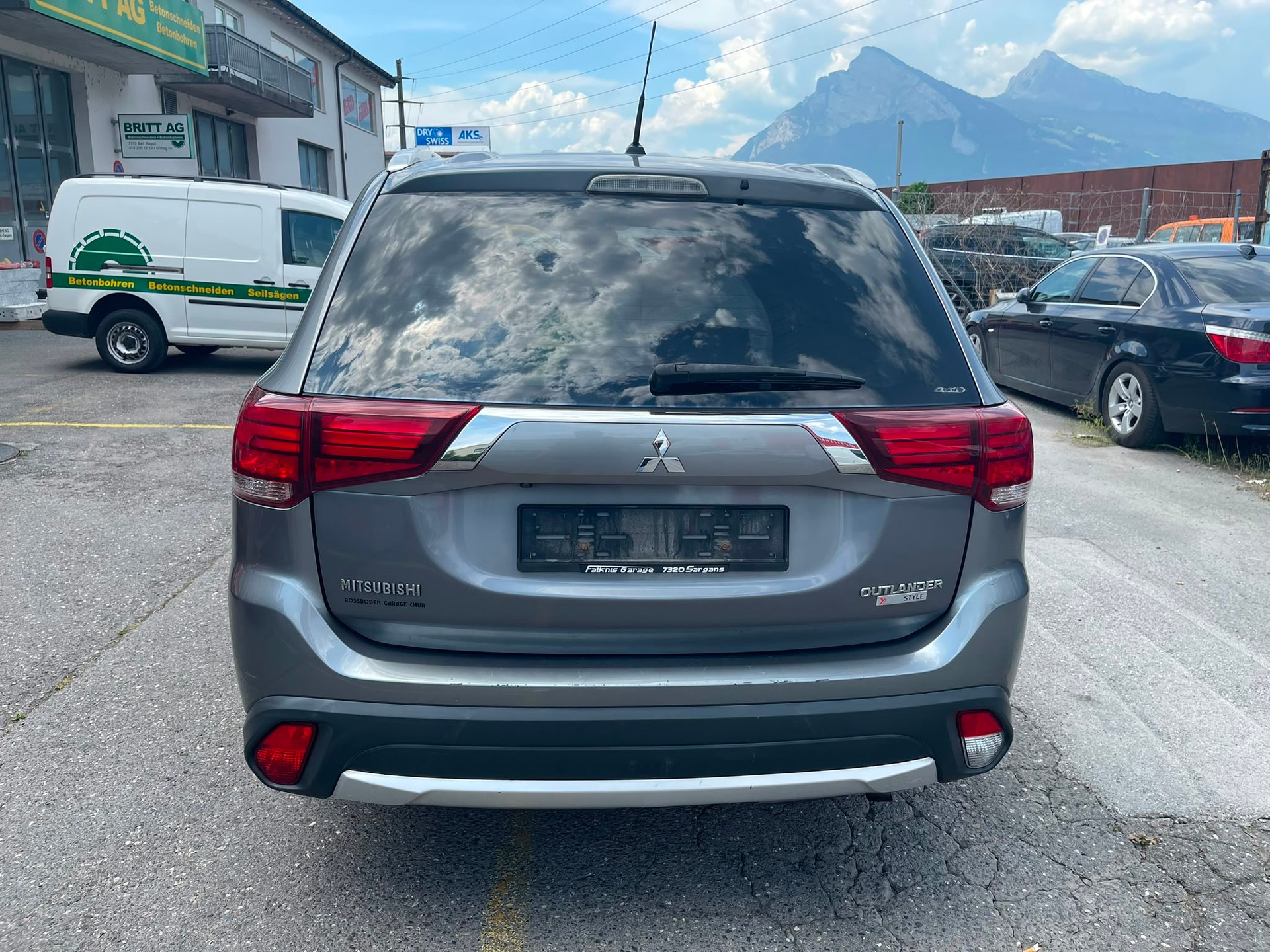 MITSUBISHI Outlander 2.2 DID Style 4WD Automatic-image-5