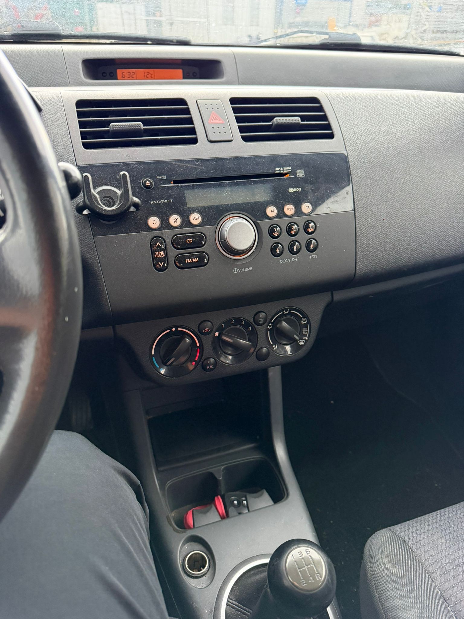 SUZUKI Swift 1.3i 16V GL Top-image-2
