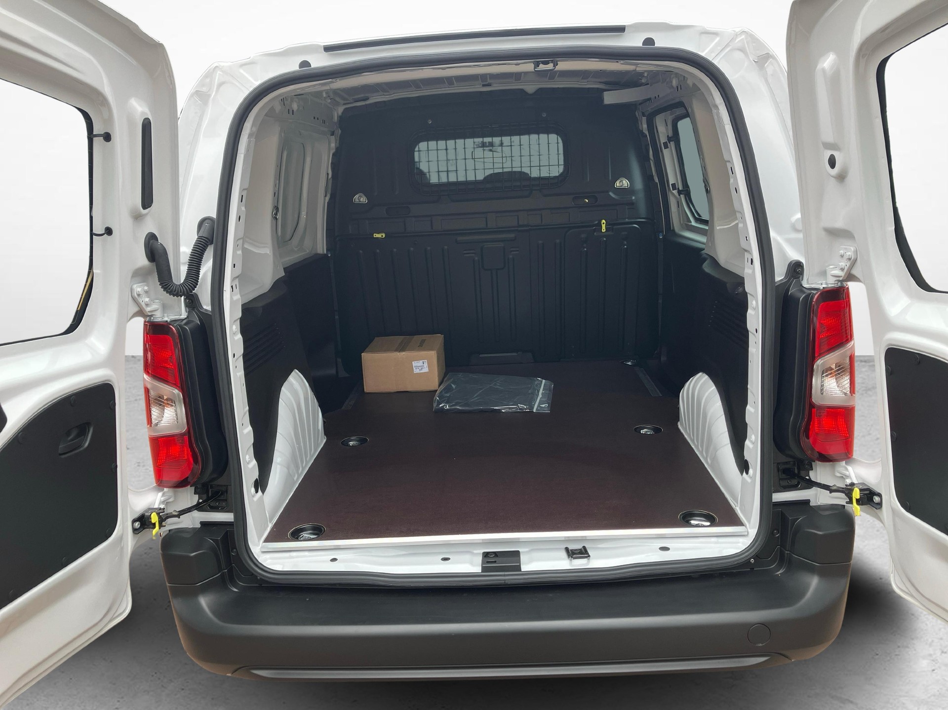 OPEL Combo-e Cargo 2.4 t Electric-image-11