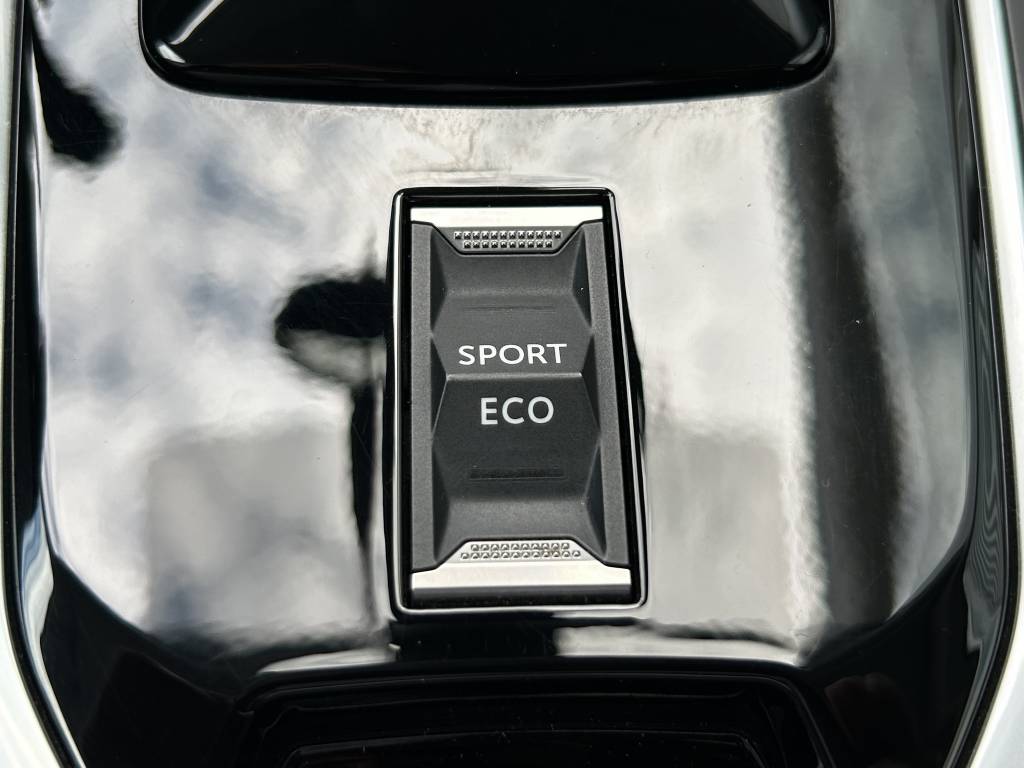 PEUGEOT 308 1.2 Pure Tech Allure EAT8-image-12
