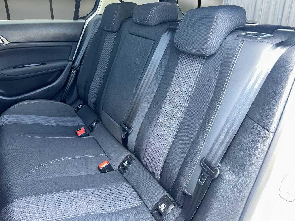PEUGEOT 308 1.2 Pure Tech Allure EAT8-image-8