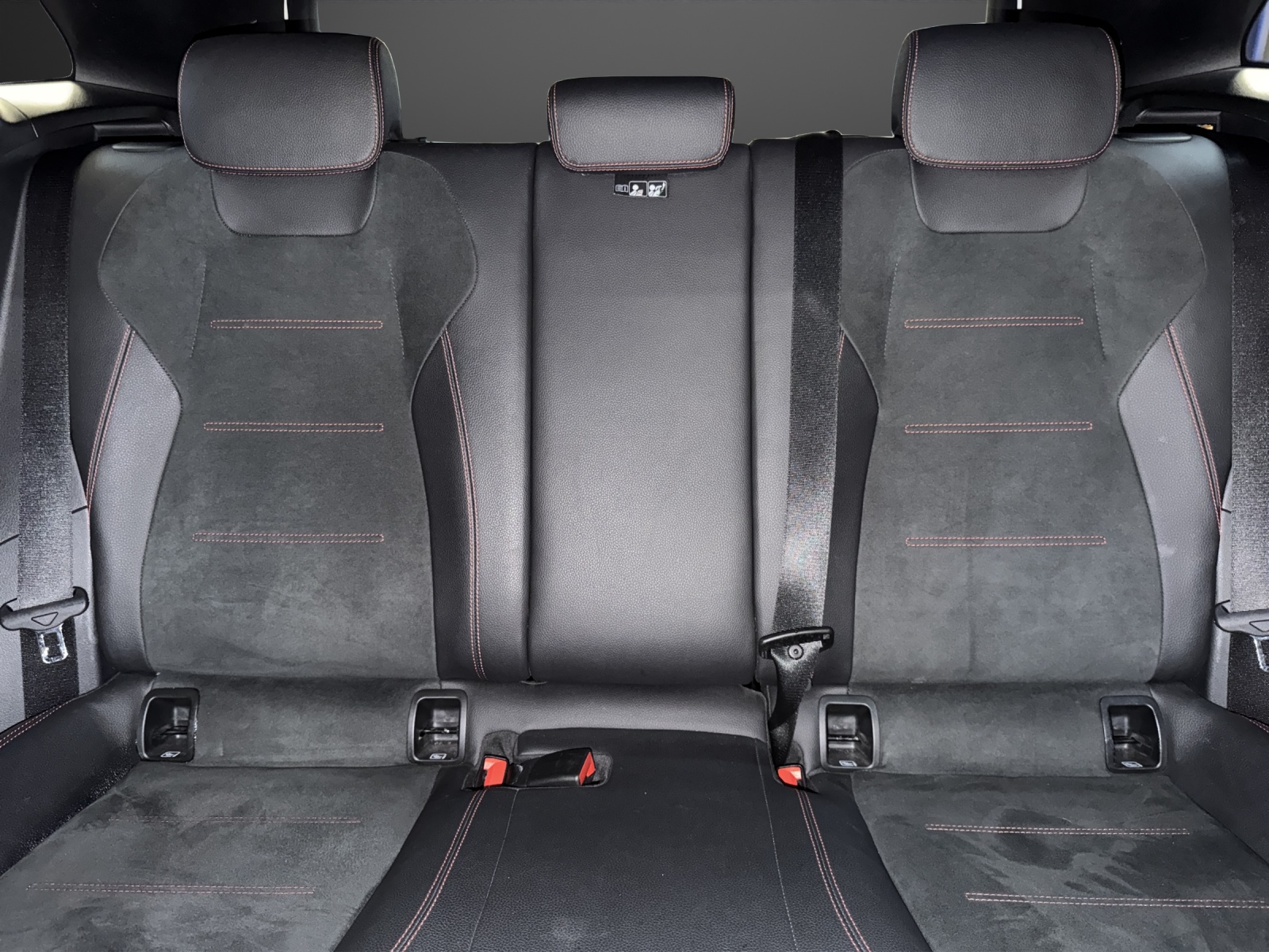 MERCEDES-BENZ GLA 200 AMG Line-image-9