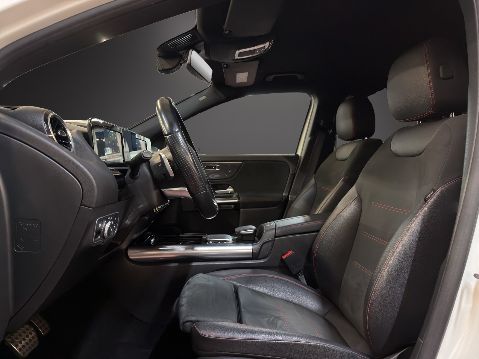 MERCEDES-BENZ GLA 200 AMG Line-image-4
