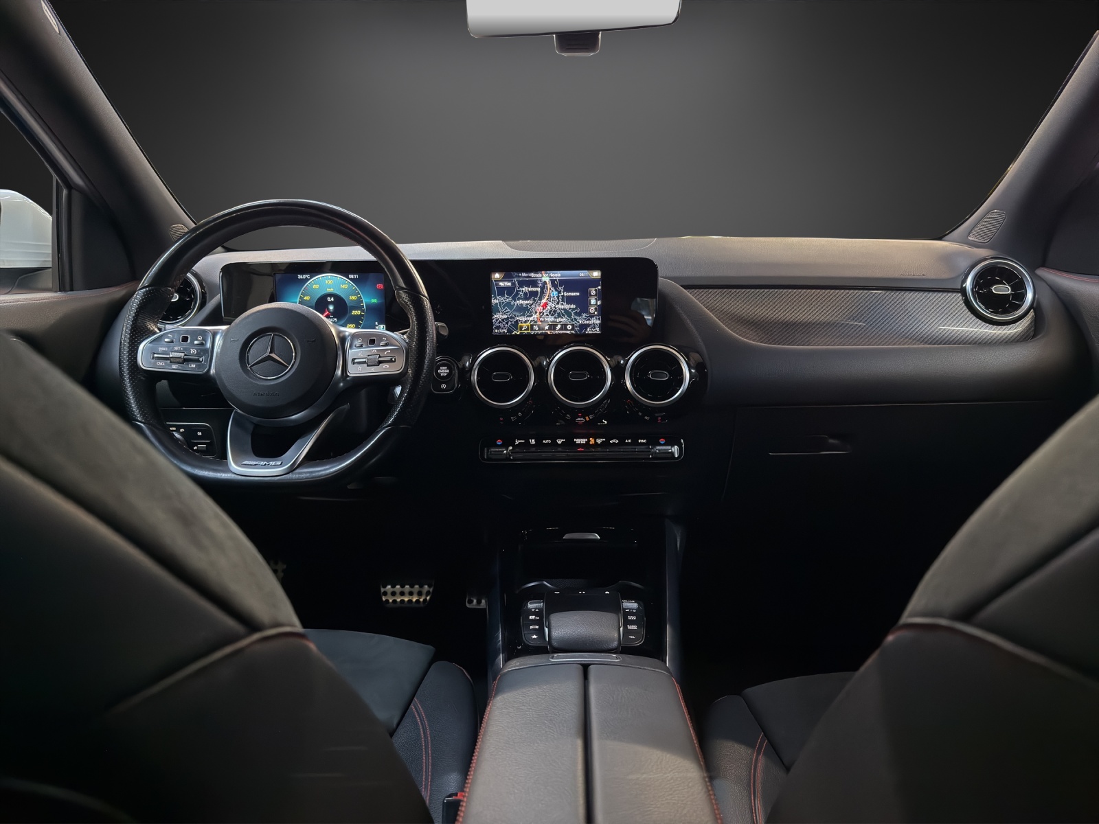 MERCEDES-BENZ GLA 200 AMG Line-image-5