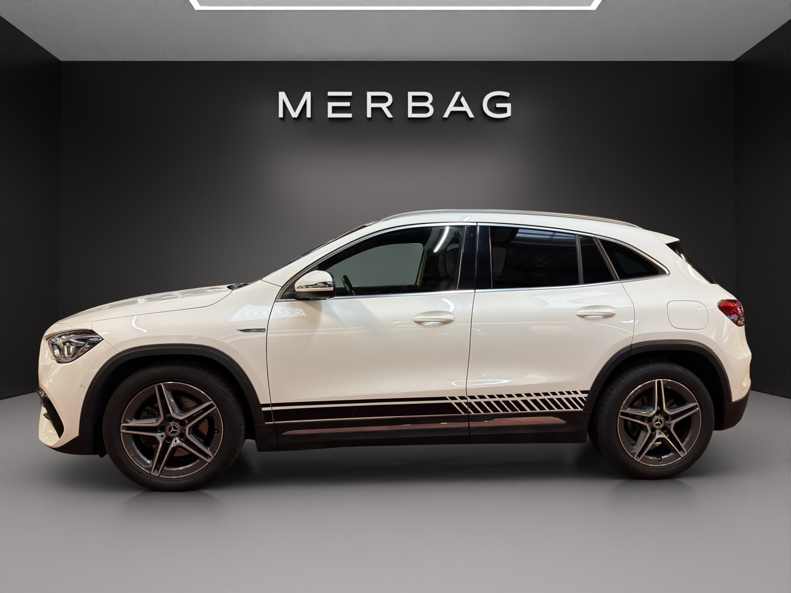 MERCEDES-BENZ GLA 200 AMG Line-image-1