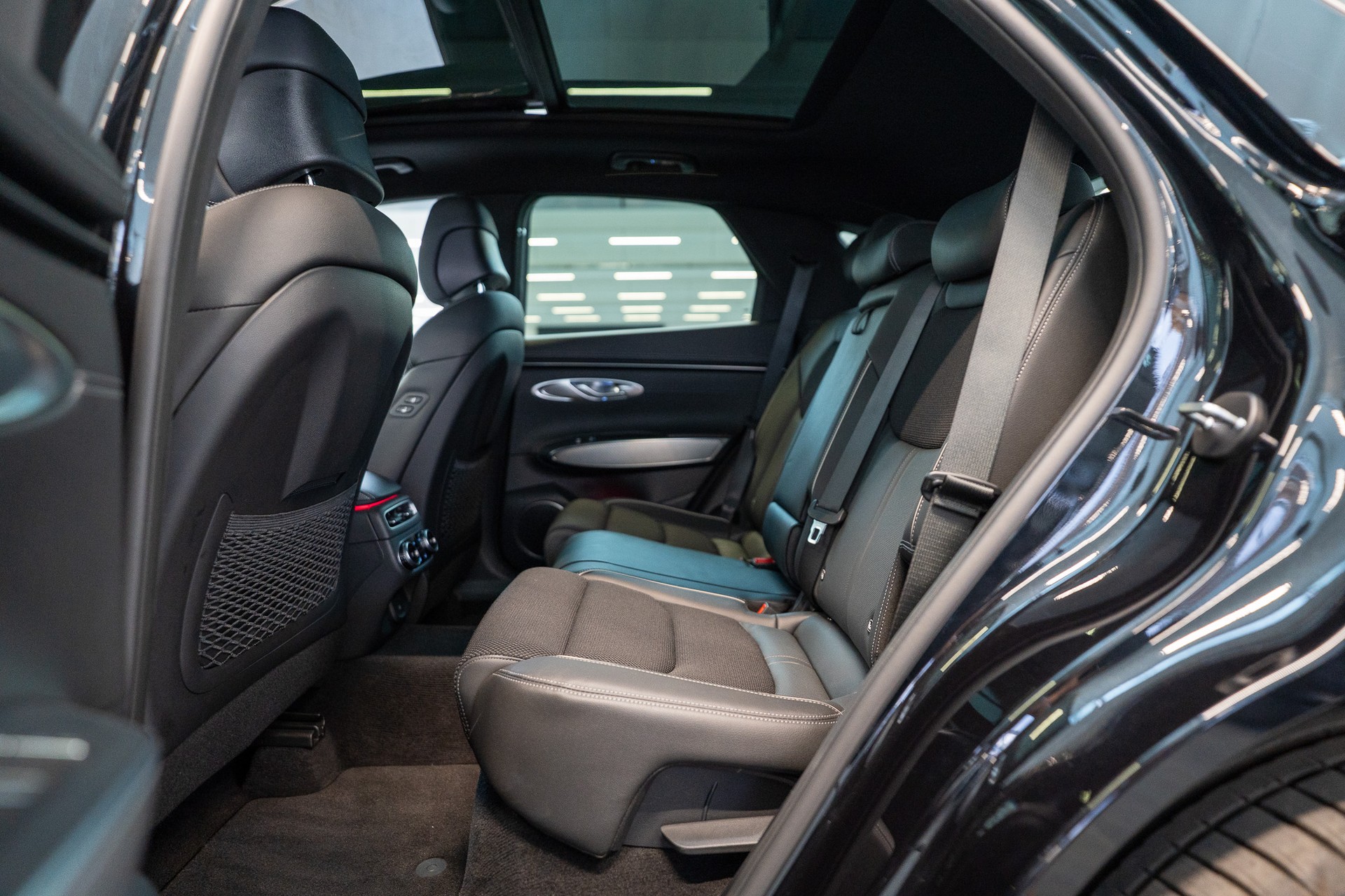 GENESIS GV70 2.5T Sport / Panorama-Glasdach / Massagesitz / 360°Kamera-image-13