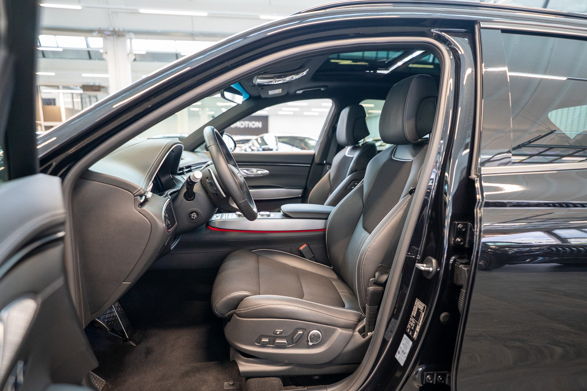 GENESIS GV70 2.5T Sport / Panorama-Glasdach / Massagesitz / 360°Kamera-image-8