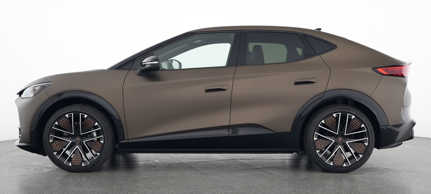 CUPRA Tavascan Type 10 77 kWh Extreme mit Ledersitzen und Anhängerkupplung-showroom-element-1