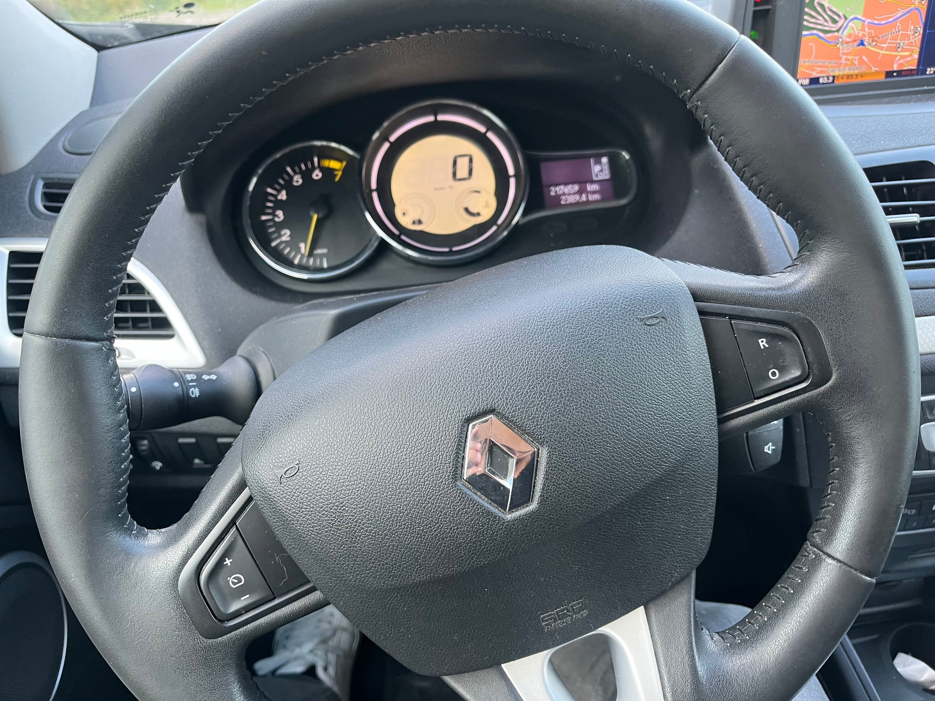 RENAULT Mégane Grandtour 2.0 16V Expression CVT-image-8