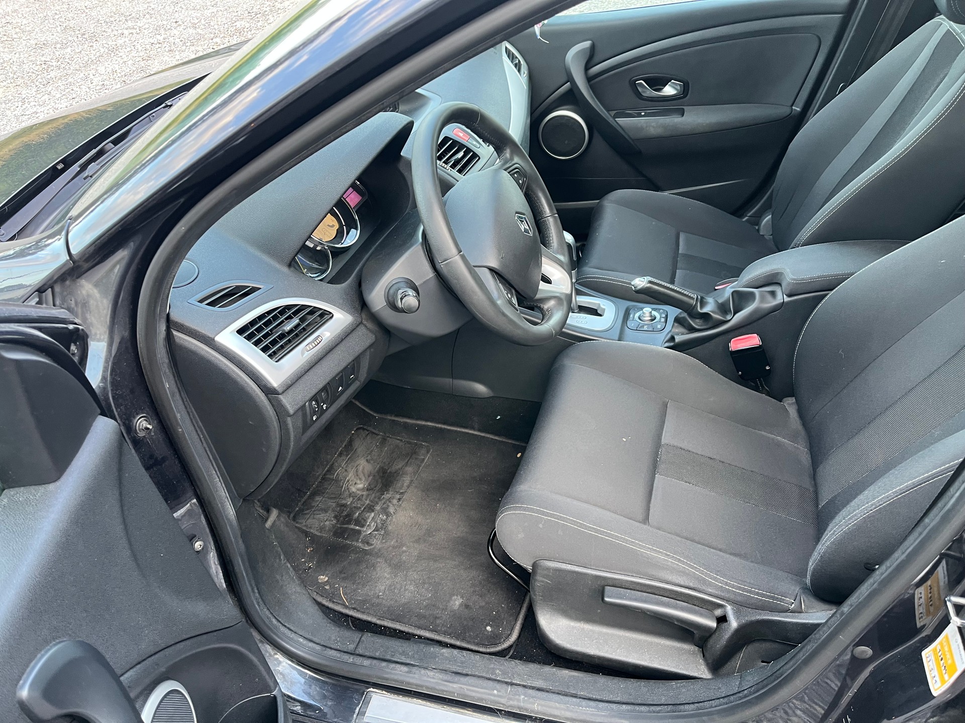 RENAULT Mégane Grandtour 2.0 16V Expression CVT-image-11
