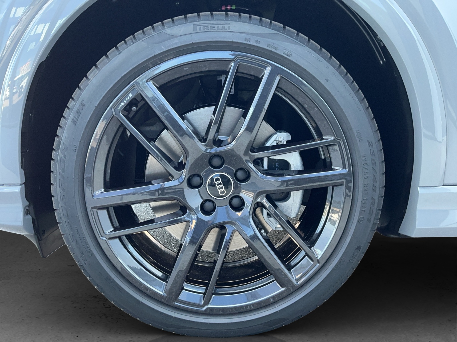 AUDI Q4 e-tron SUV quattro performance Swiss Ski-image-12