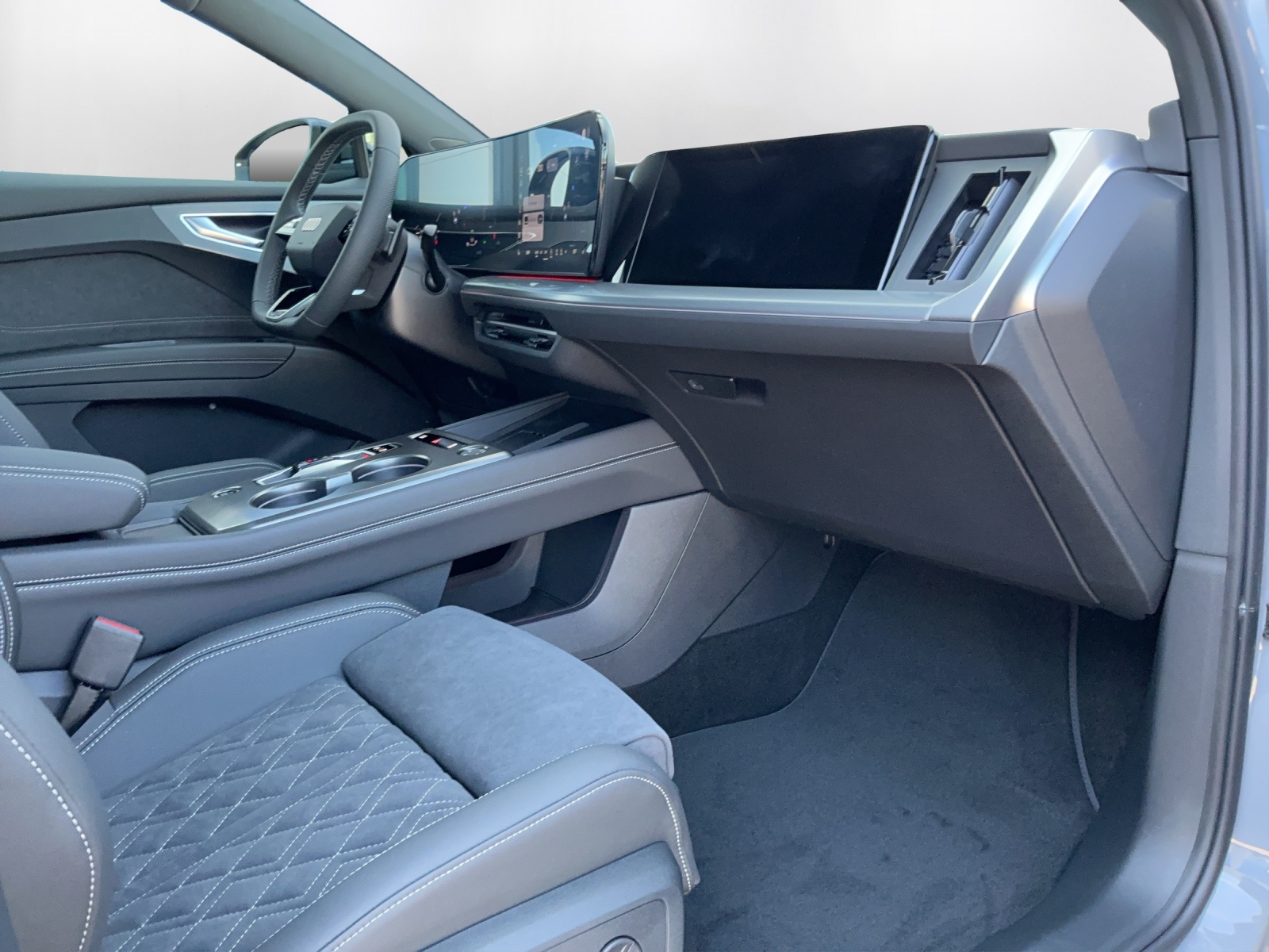 AUDI Q4 e-tron SUV quattro performance Swiss Ski-image-13