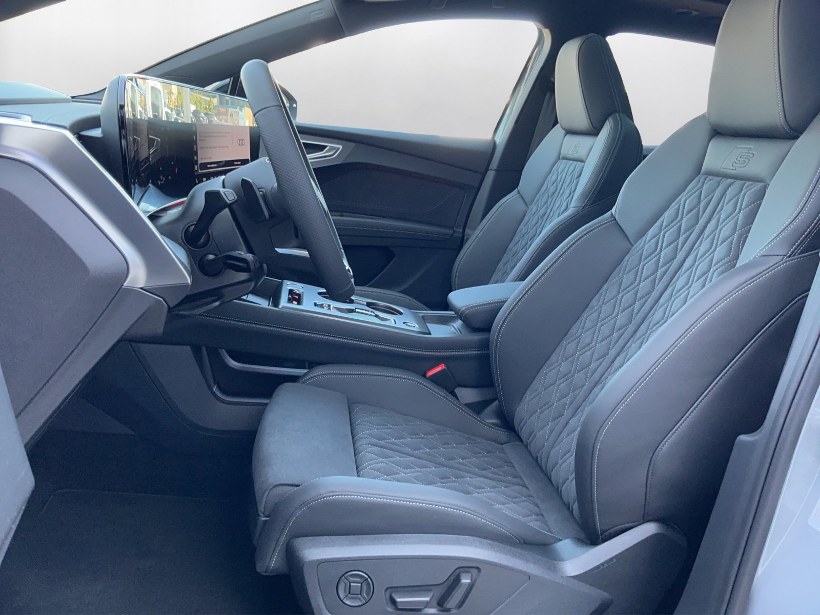 AUDI Q4 e-tron SUV quattro performance Swiss Ski-image-9