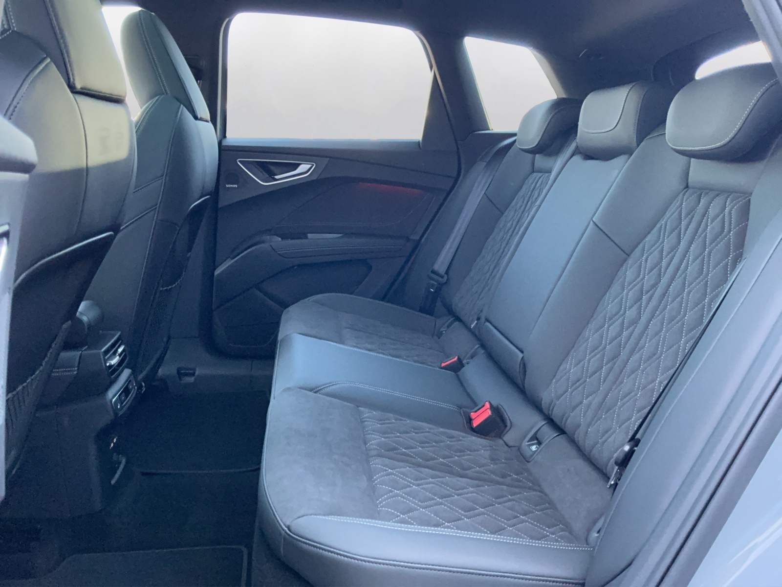 AUDI Q4 e-tron SUV quattro performance Swiss Ski-image-10