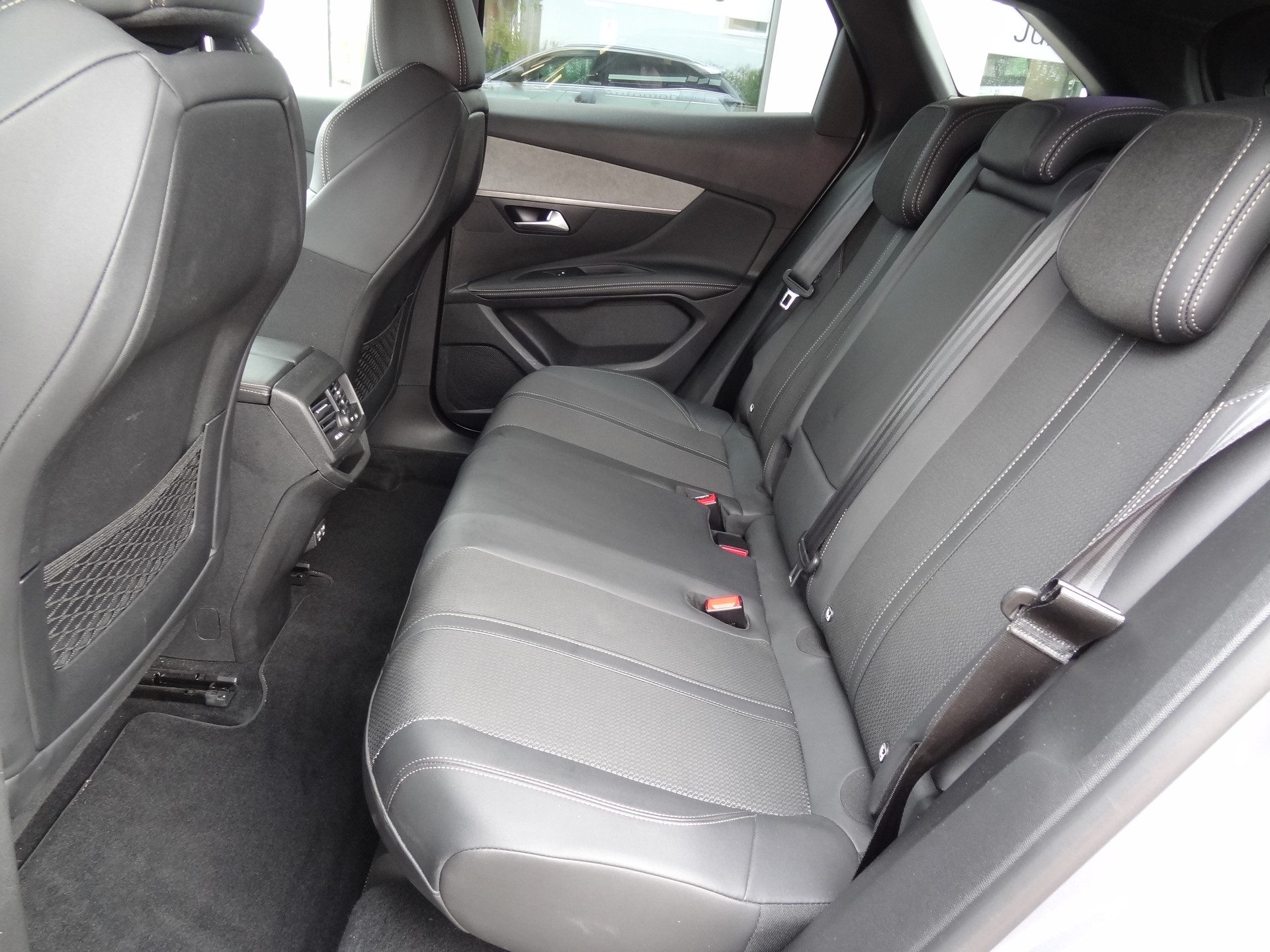 PEUGEOT 3008 1.5 BlueHDi GT EAT8-image-9