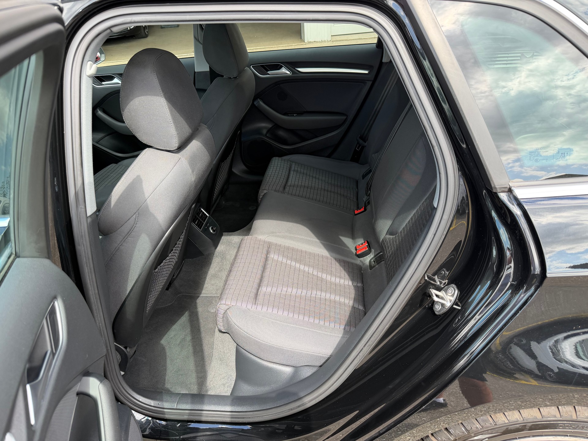 AUDI A3 Sportback 2.0 TDI Sport S-tronic quattro-image-12
