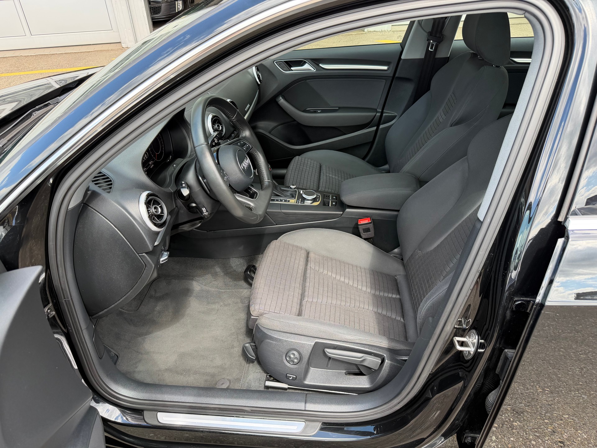 AUDI A3 Sportback 2.0 TDI Sport S-tronic quattro-image-8