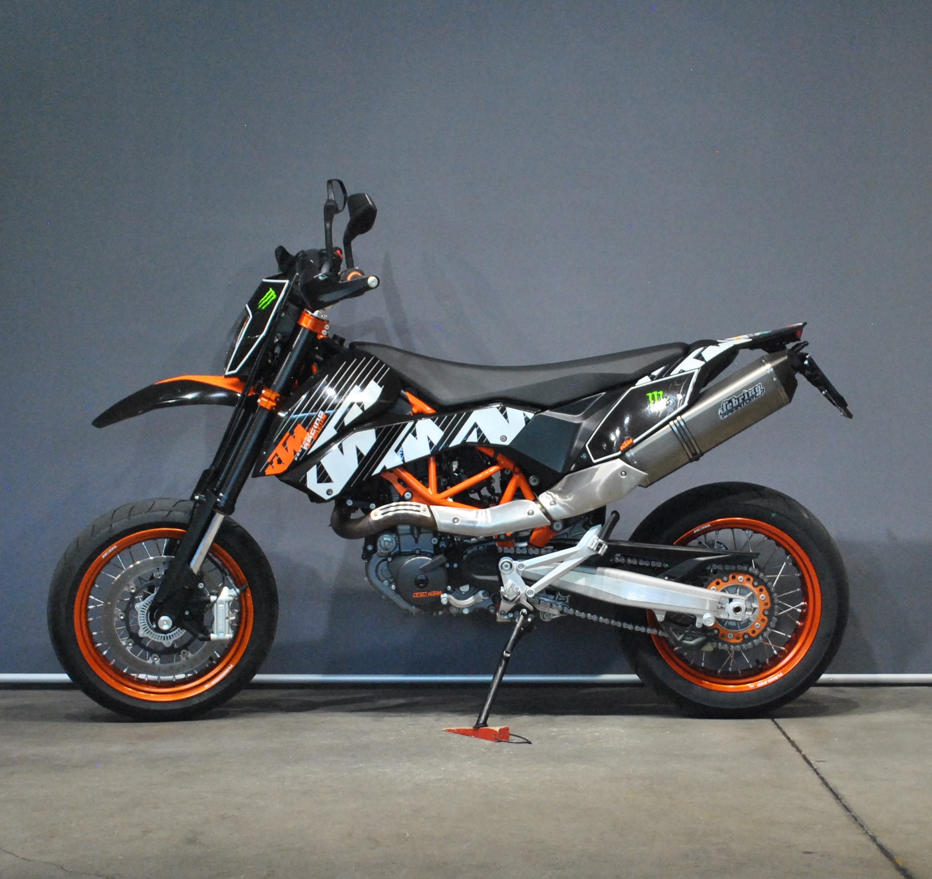 KTM 690 SMC R-showroom-element-2