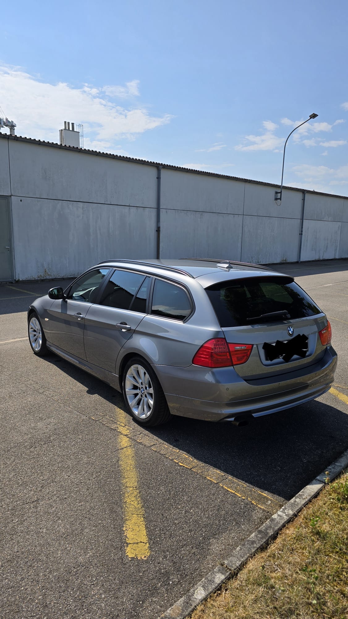 BMW 318i Dynamic Edition-image-2
