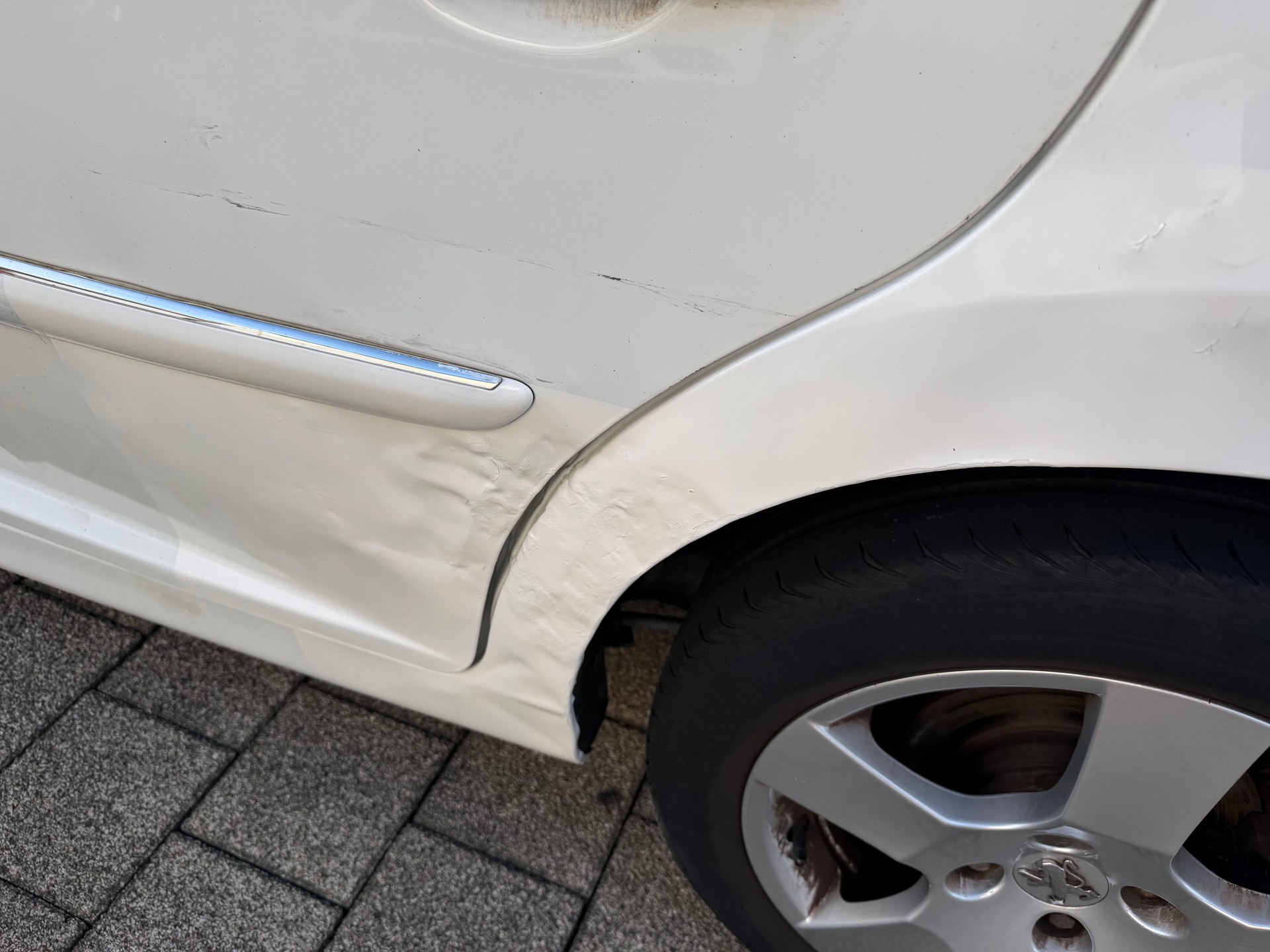 PEUGEOT 207 SW 1.6 16V Allure Automatic-image-2
