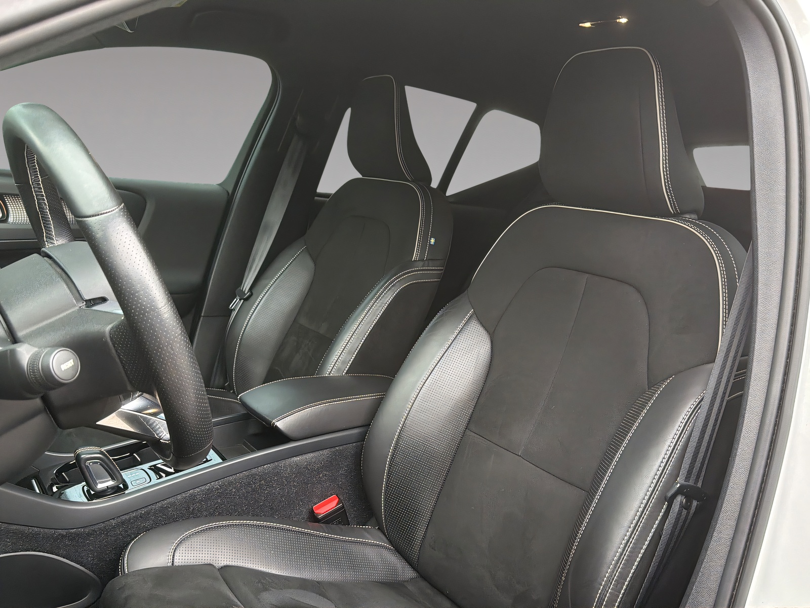 VOLVO XC40 1.5 T5 PiH R-Design-image-5