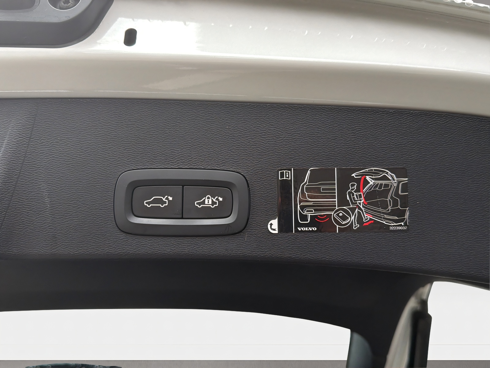 VOLVO XC40 1.5 T5 PiH R-Design-image-19