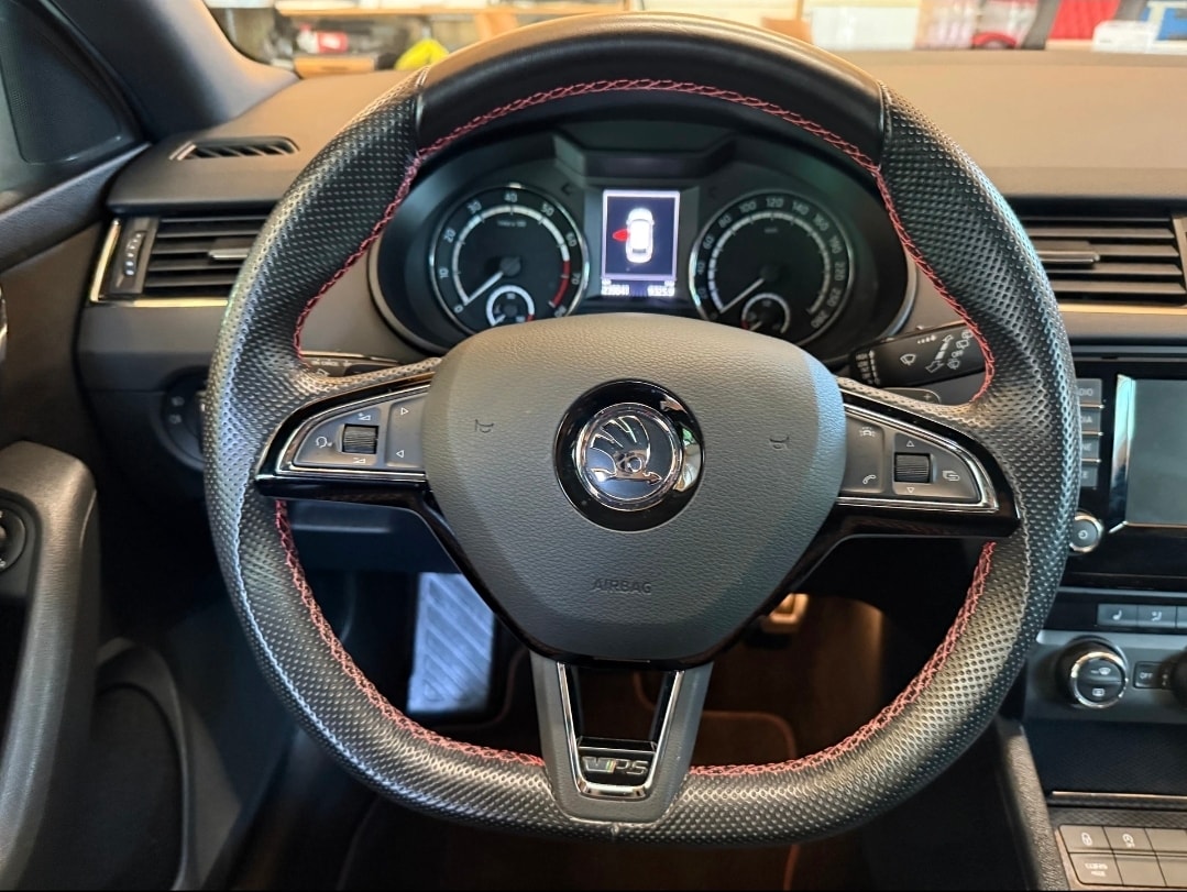 SKODA Octavia Combi 2.0 TSI RS DSG-image-9