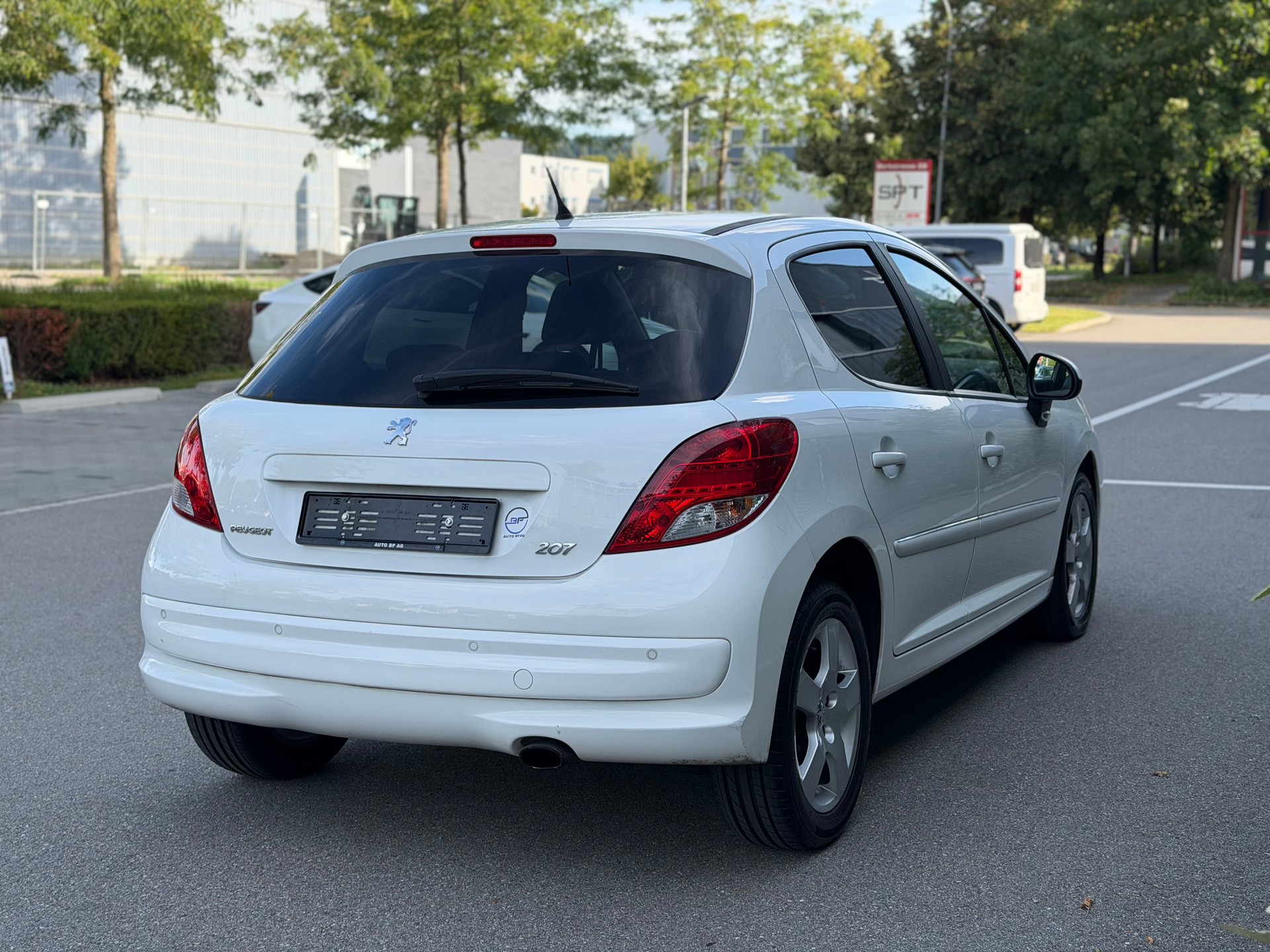 PEUGEOT 207 1.6 16V Allure Automatic-image-4