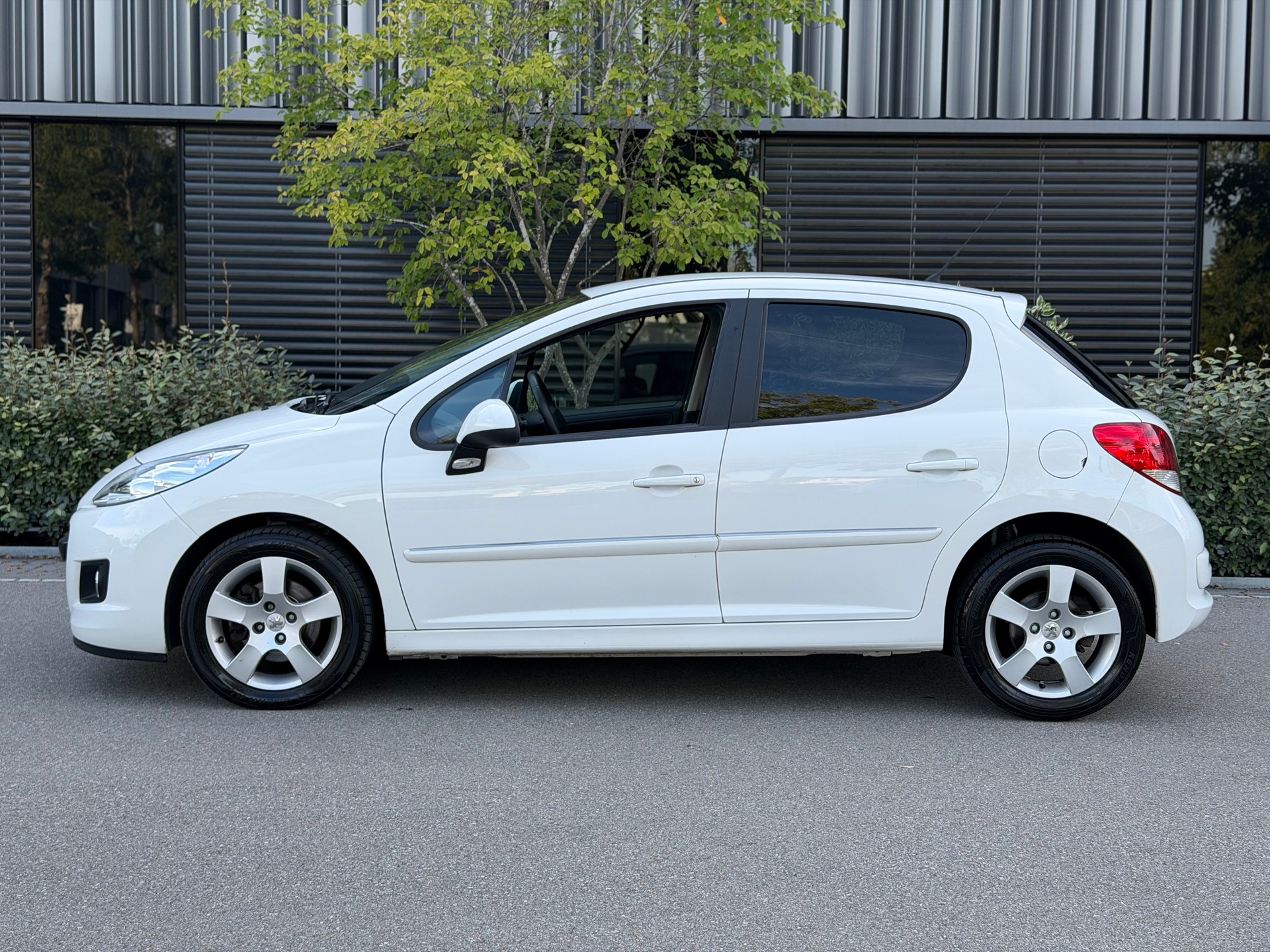 PEUGEOT 207 1.6 16V Allure Automatic-image-1